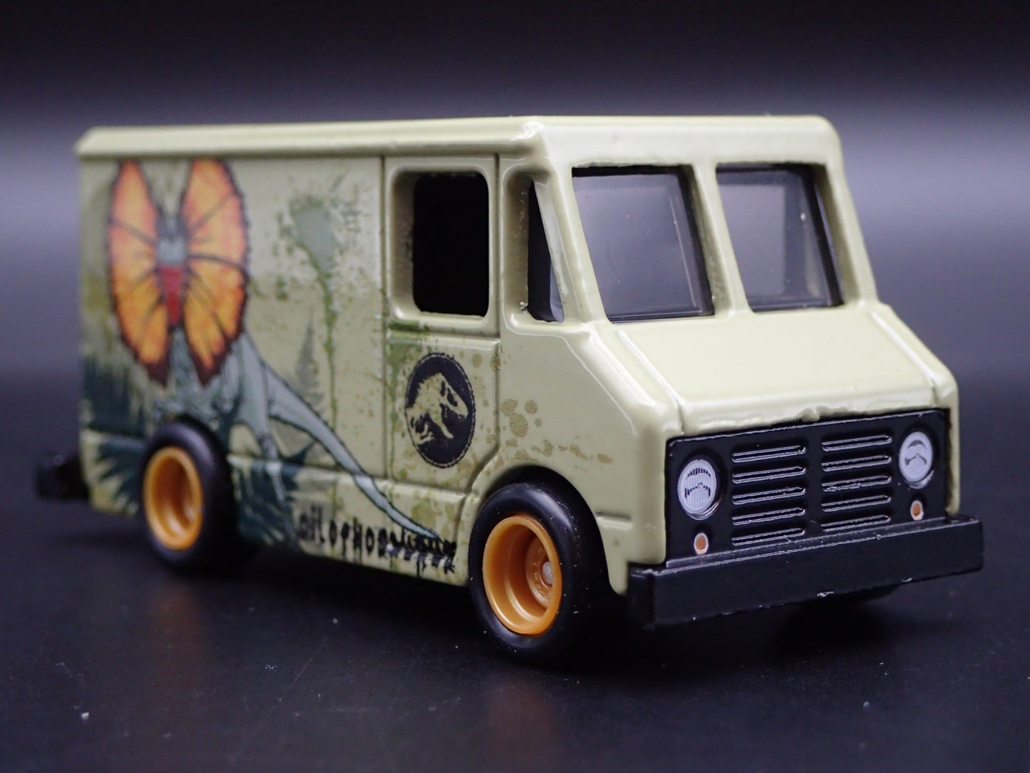 GMC STEP BOX VAN JURASSIC WORLD 1:64 SCALE COLLECTIBLE DIORAMA DIECAST MODEL CAR