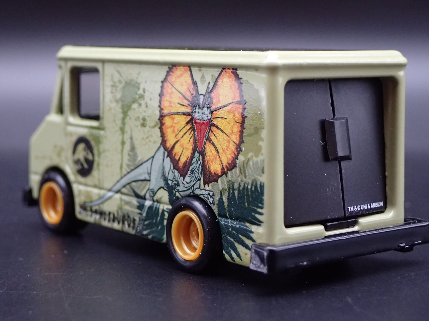 GMC STEP BOX VAN JURASSIC WORLD 1:64 SCALE COLLECTIBLE DIORAMA DIECAST MODEL CAR