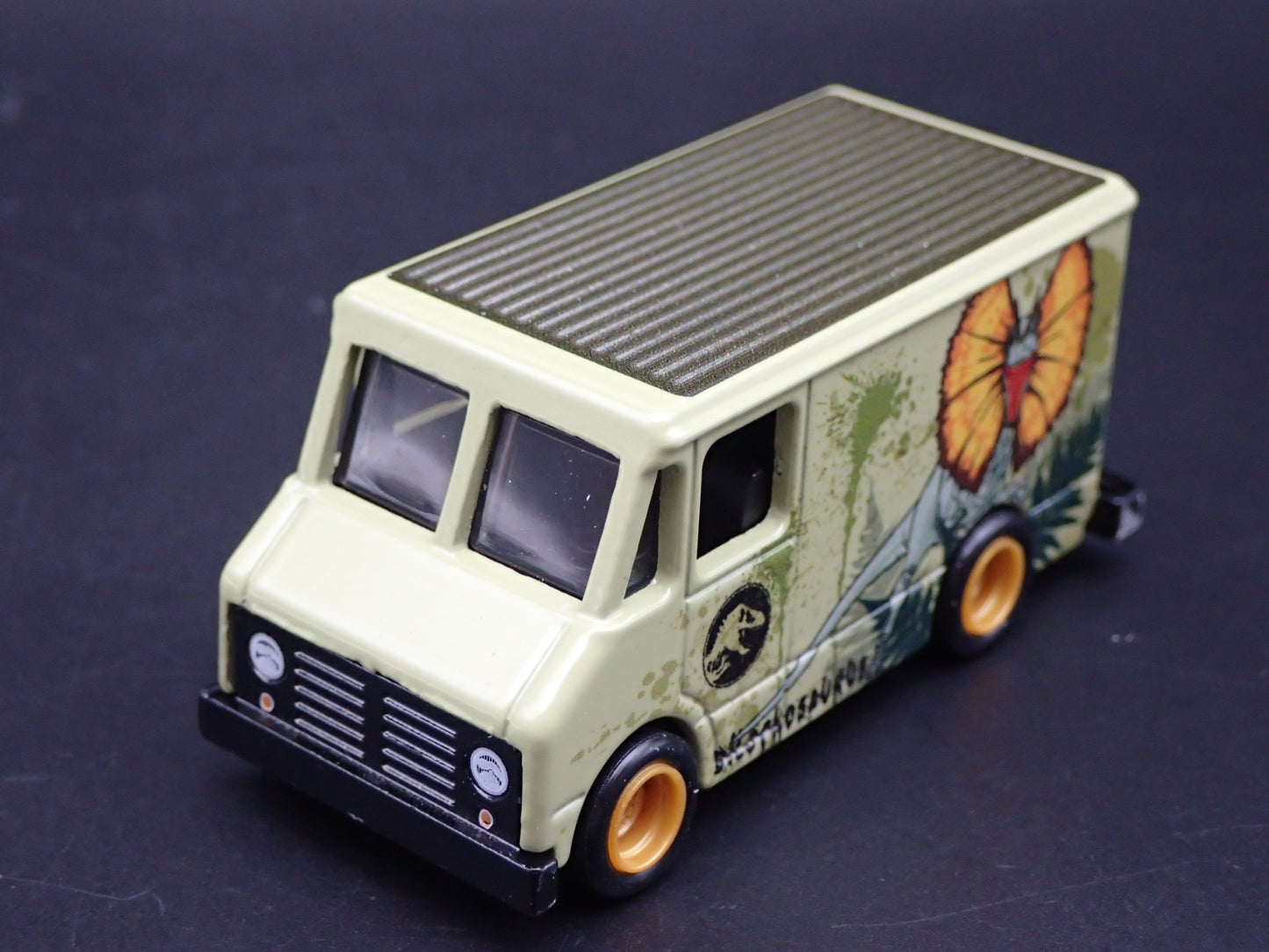 GMC STEP BOX VAN JURASSIC WORLD 1:64 SCALE COLLECTIBLE DIORAMA DIECAST MODEL CAR