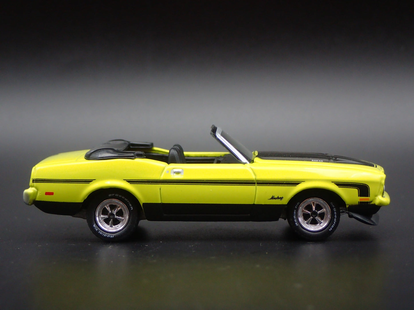 1972 72 FORD MUSTANG CONVERTIBLE LIME RARE 1/64 SCALE DIORAMA DIECAST MODEL CAR