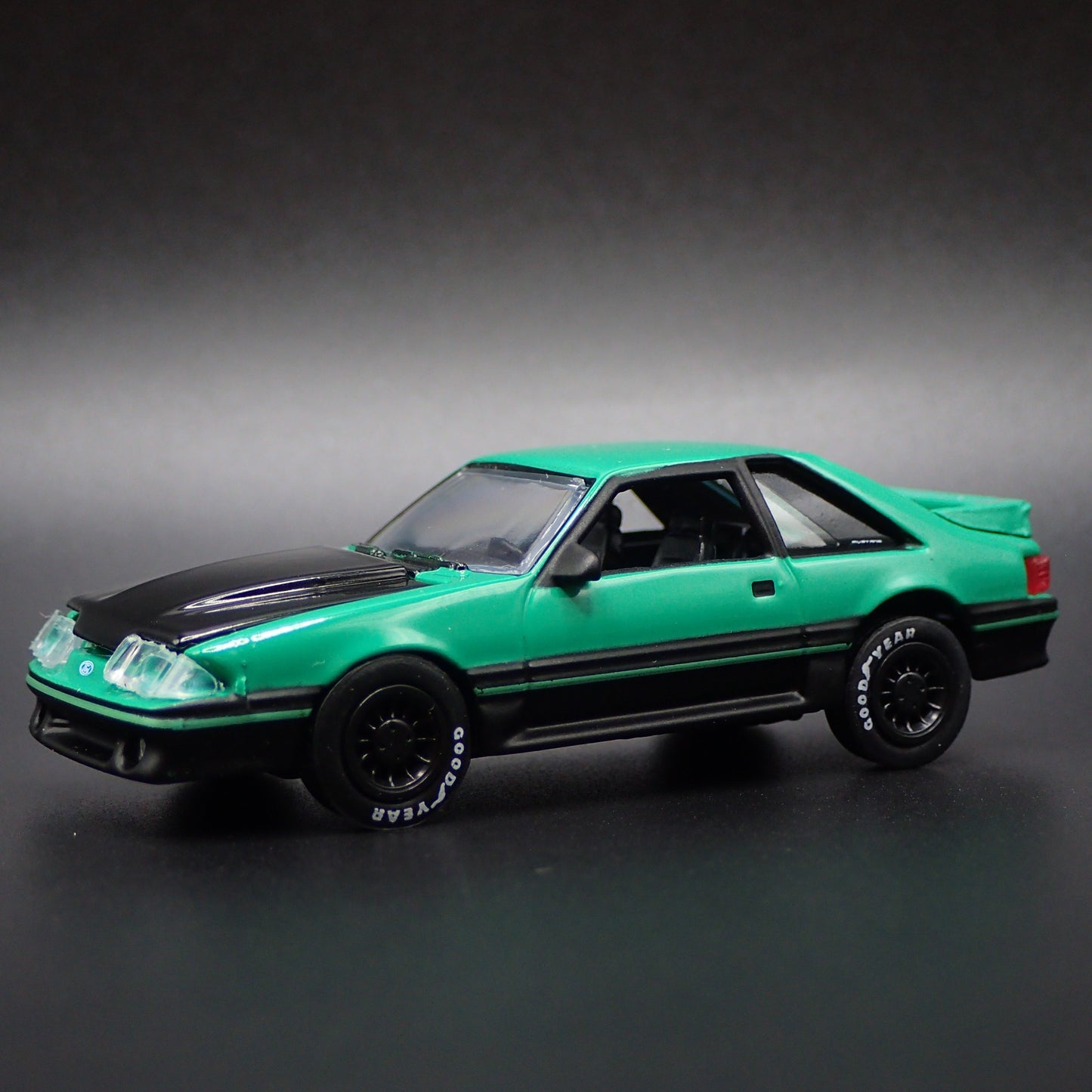 1987 87 FORD MUSTANG GT FOX BODY 1:64 SCALE DISPLAY DIORAMA DIECAST MODEL CAR
