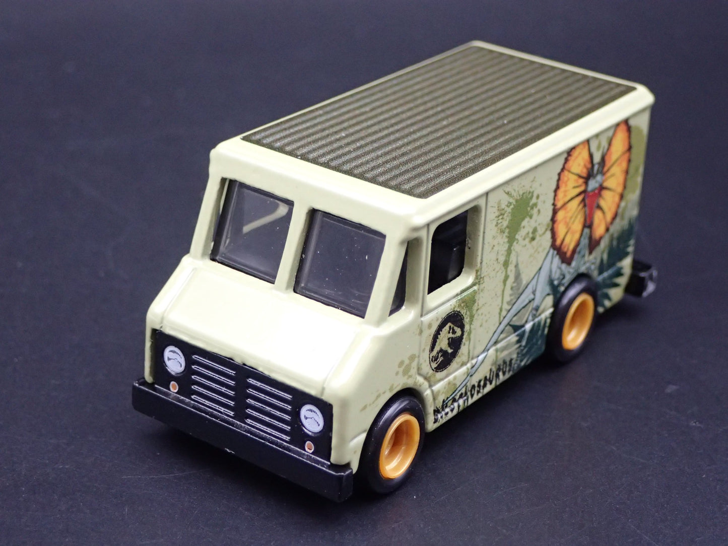 GMC STEP BOX VAN JURASSIC WORLD 1:64 SCALE COLLECTIBLE DIORAMA DIECAST MODEL CAR