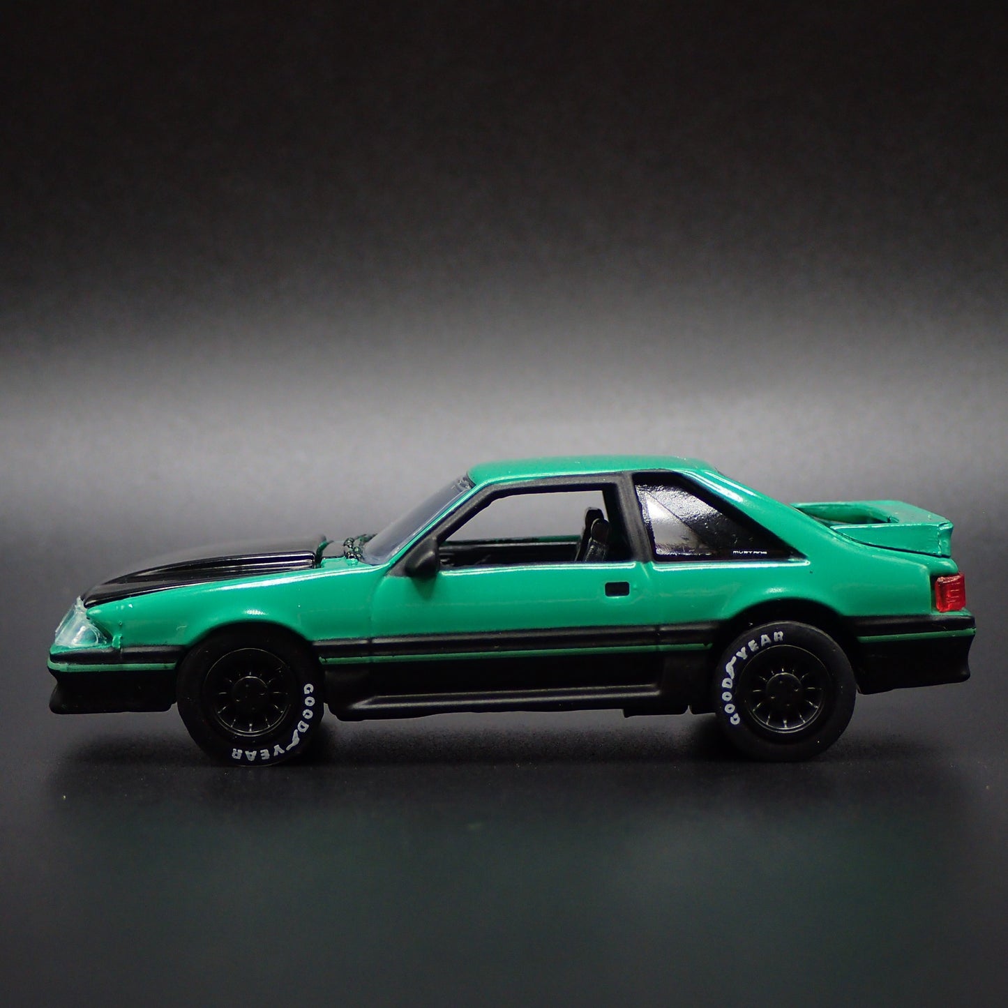 1987 87 FORD MUSTANG GT FOX BODY 1:64 SCALE DISPLAY DIORAMA DIECAST MODEL CAR