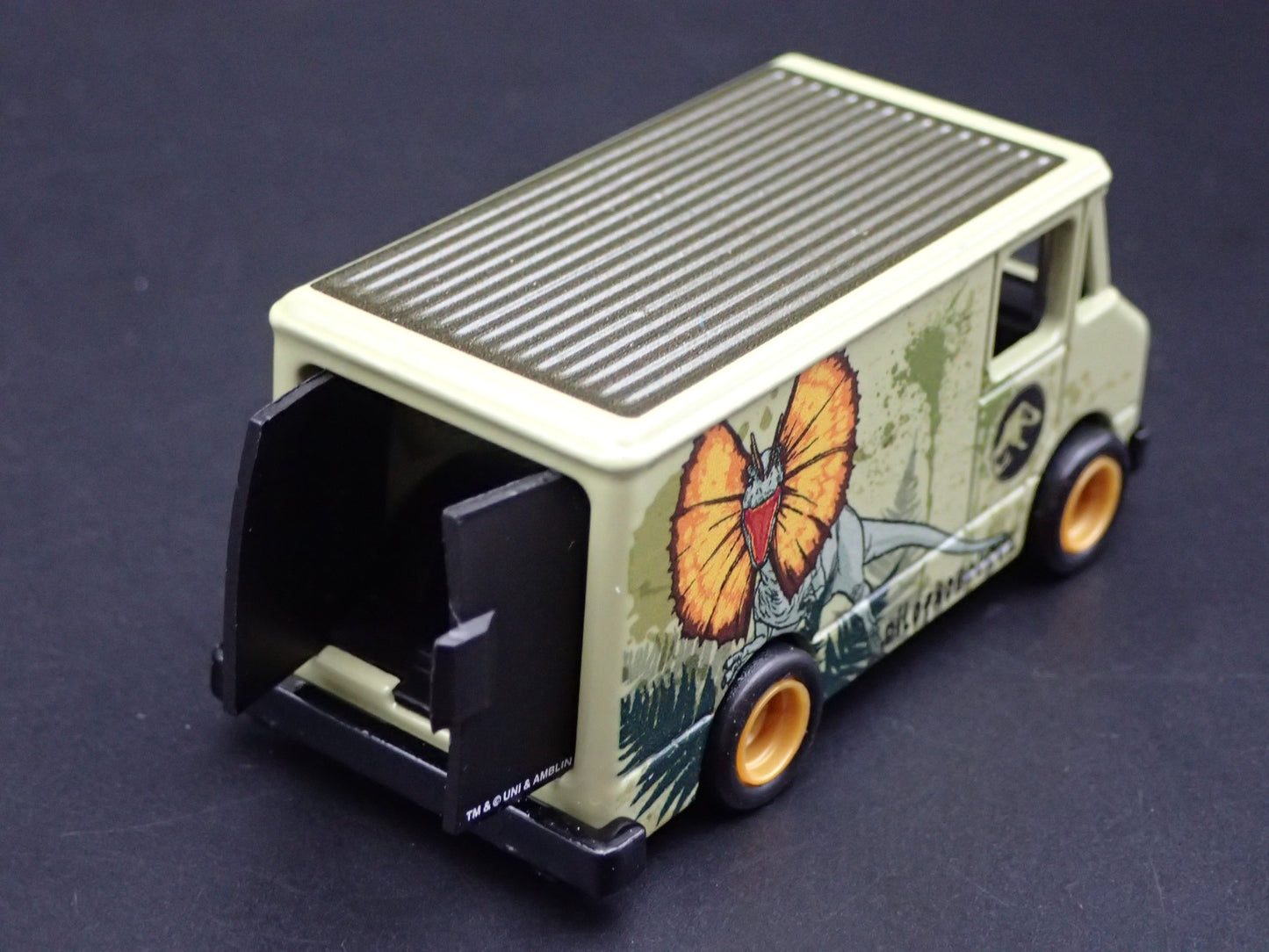 GMC STEP BOX VAN JURASSIC WORLD 1:64 SCALE COLLECTIBLE DIORAMA DIECAST MODEL CAR