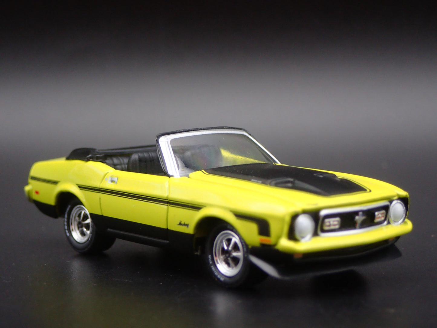 1972 72 FORD MUSTANG CONVERTIBLE LIME RARE 1/64 SCALE DIORAMA DIECAST MODEL CAR
