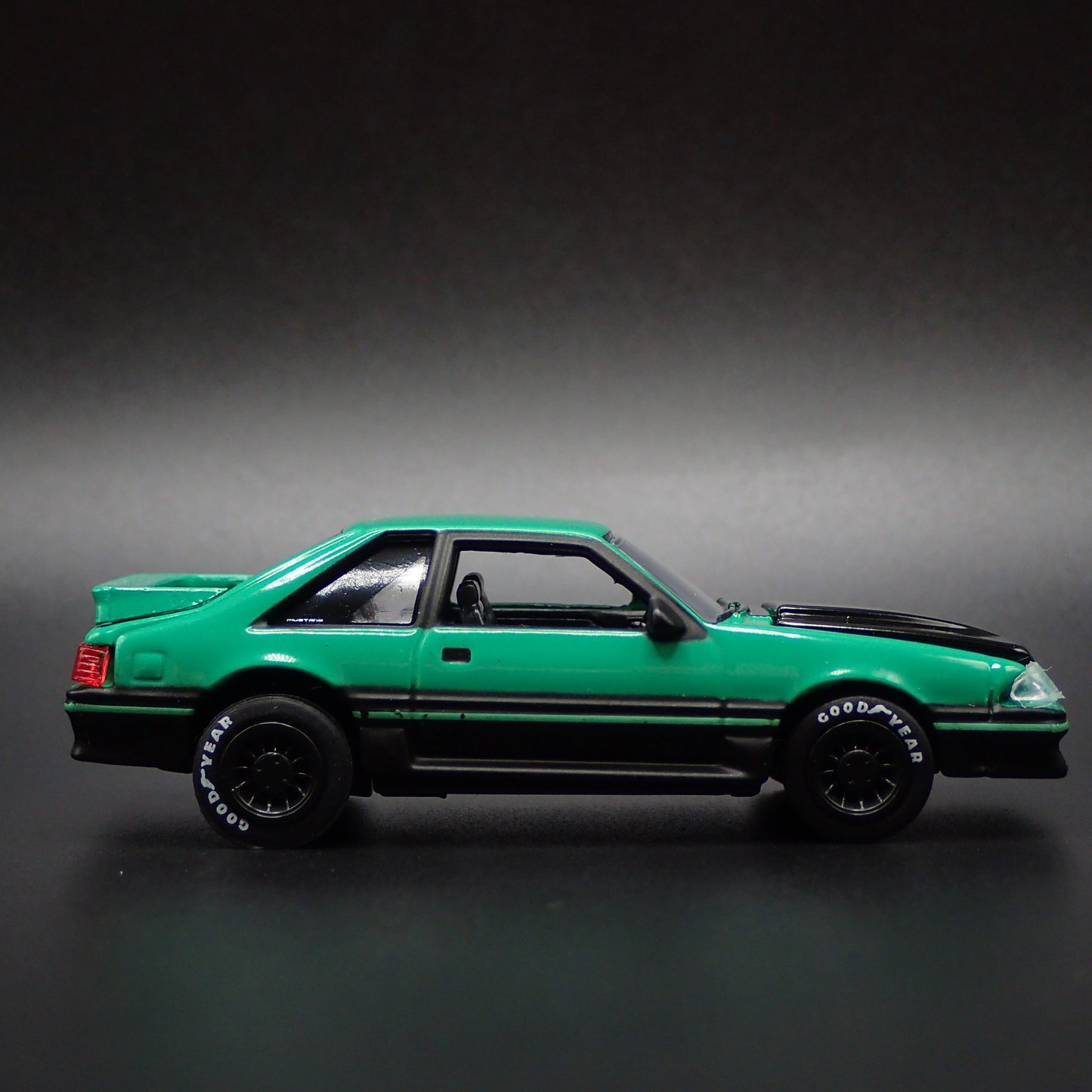 1987 87 FORD MUSTANG GT FOX BODY 1:64 SCALE DISPLAY DIORAMA DIECAST MODEL CAR