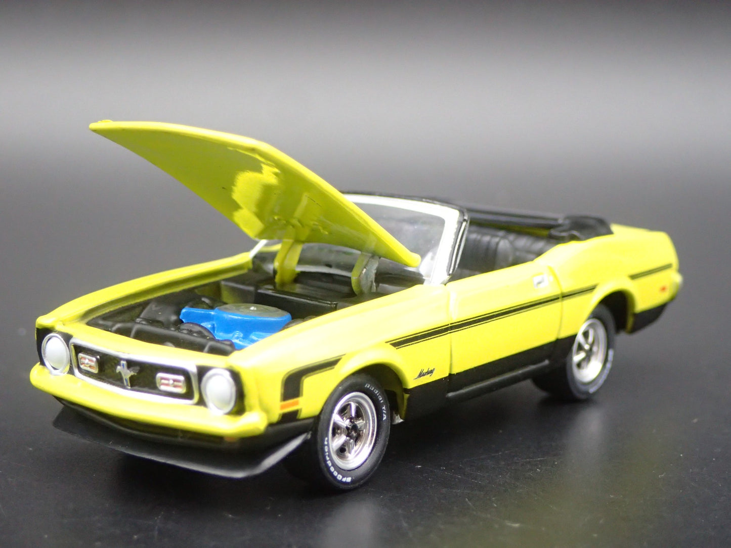 1972 72 FORD MUSTANG CONVERTIBLE LIME RARE 1/64 SCALE DIORAMA DIECAST MODEL CAR