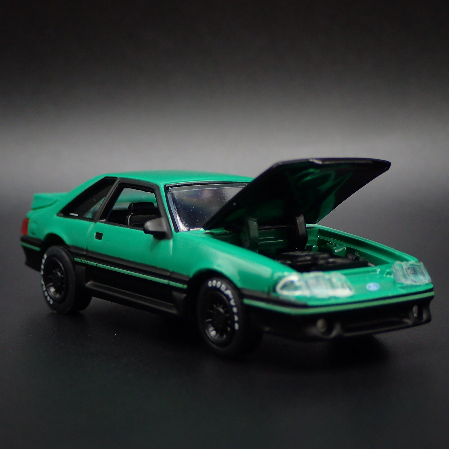 1987 87 FORD MUSTANG GT FOX BODY 1:64 SCALE DISPLAY DIORAMA DIECAST MODEL CAR