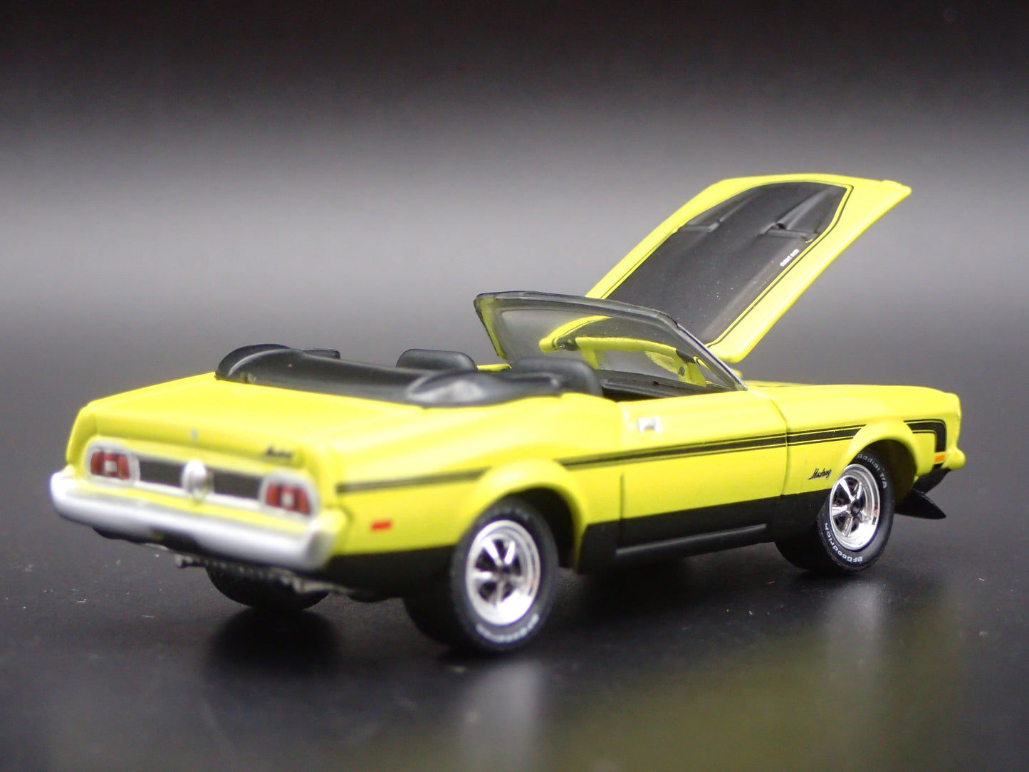 1972 72 FORD MUSTANG CONVERTIBLE LIME RARE 1/64 SCALE DIORAMA DIECAST MODEL CAR
