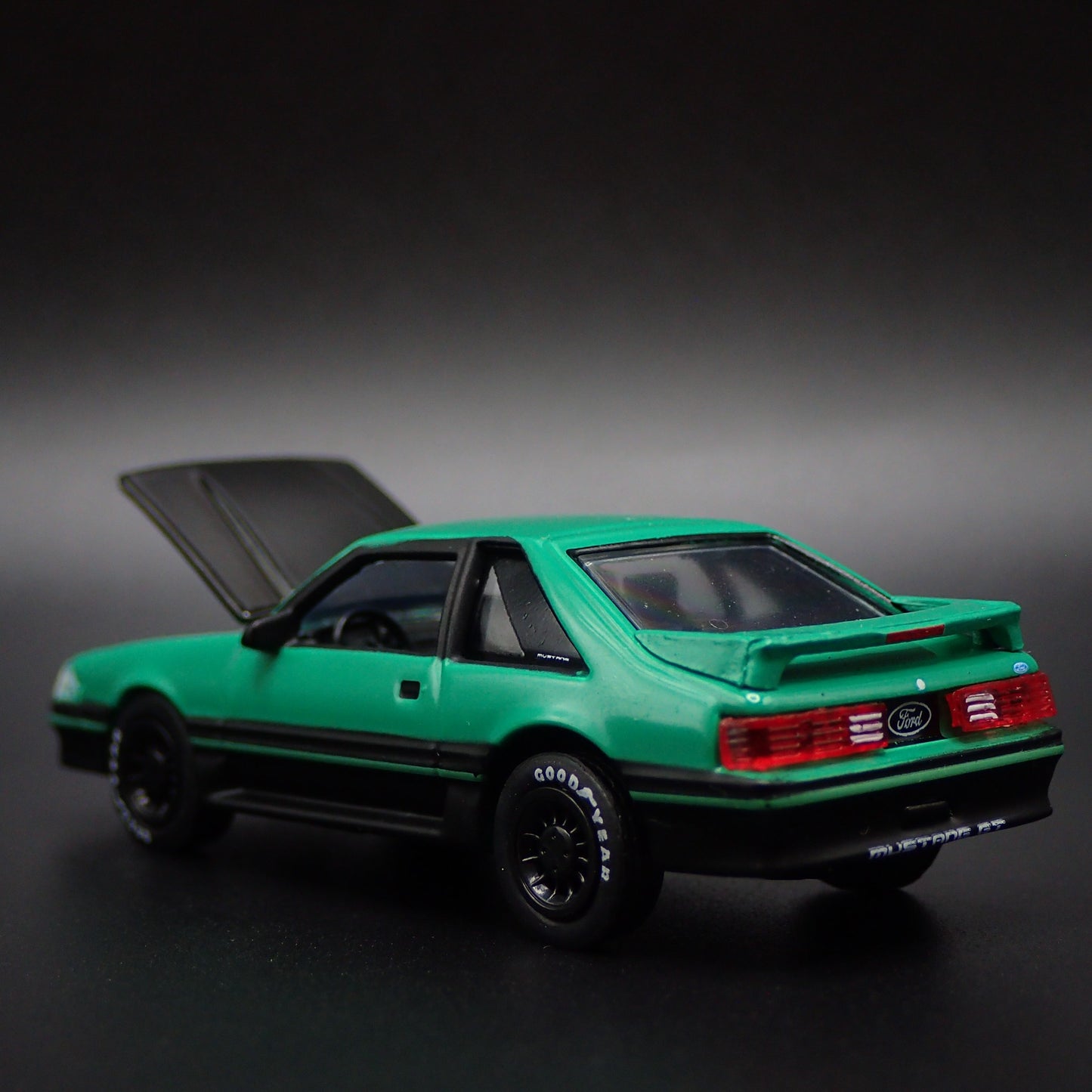 1987 87 FORD MUSTANG GT FOX BODY 1:64 SCALE DISPLAY DIORAMA DIECAST MODEL CAR