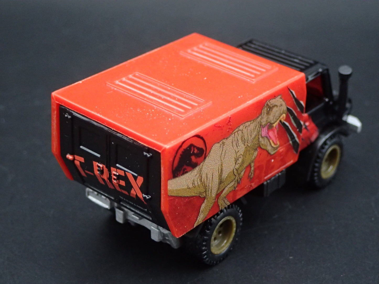 MERCEDES-BENZ UNIMOG U 1300L JURASSIC WORLD 1:64 SCALE DIORAMA DIECAST MODEL CAR