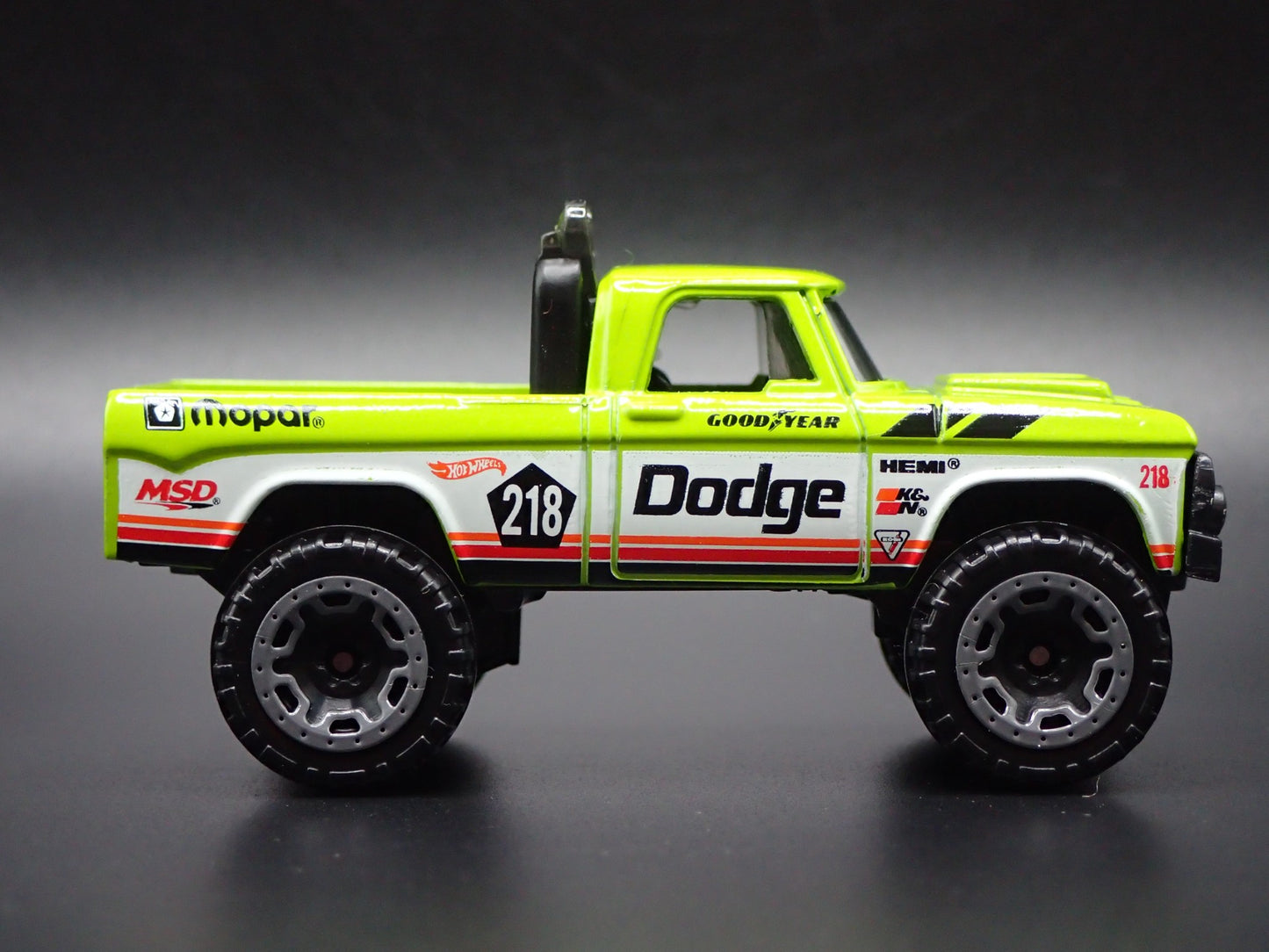 1970 70 DODGE POWER WAGON PICKUP TRUCK RARE 1:64 SCALE DIORAMA DIECAST MODEL CAR