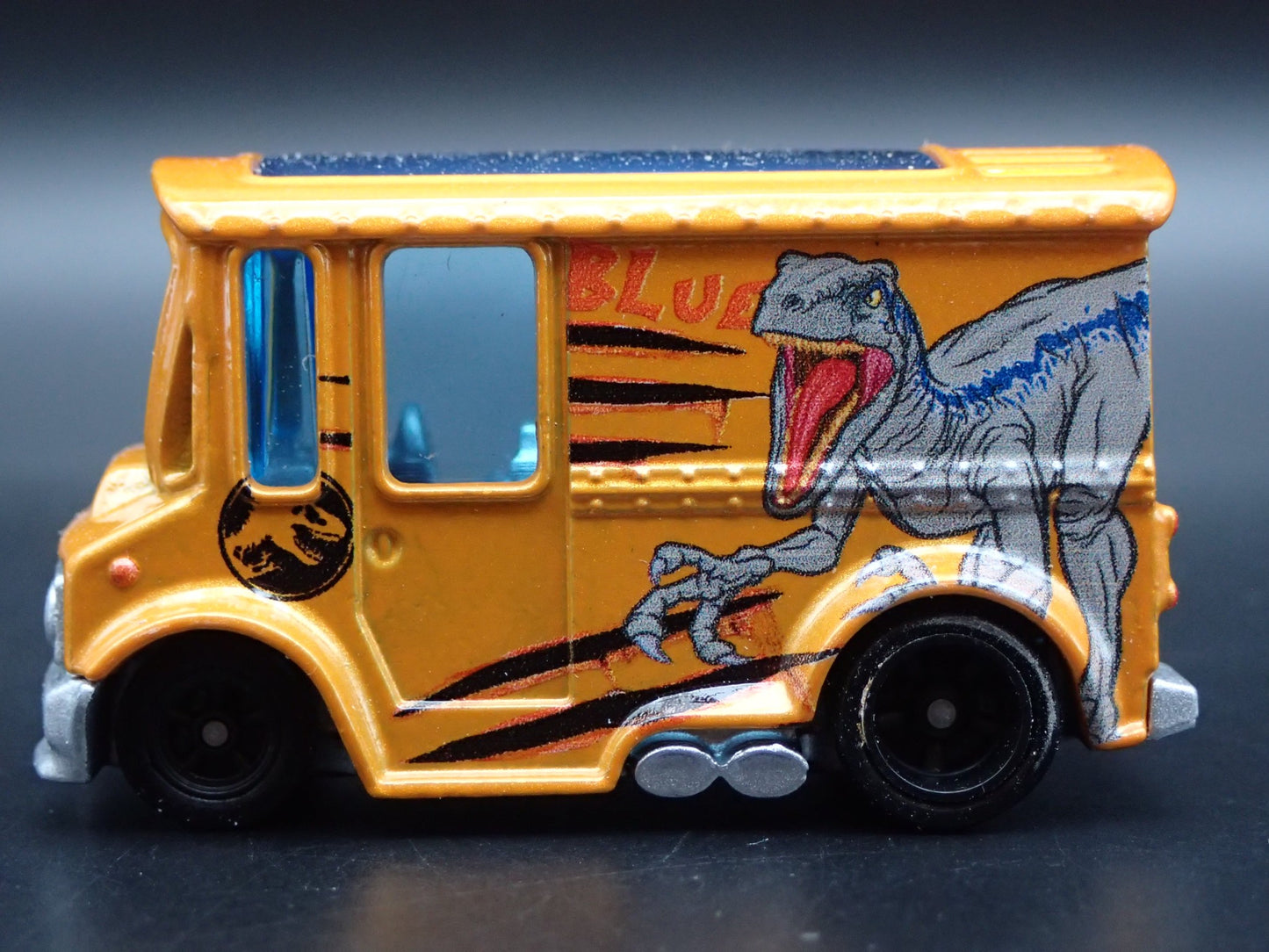 RETRO BREAD DELIVERY TRUCK JURASSIC WORLD  1:64 SCALE DIORAMA DIECAST MODEL CAR