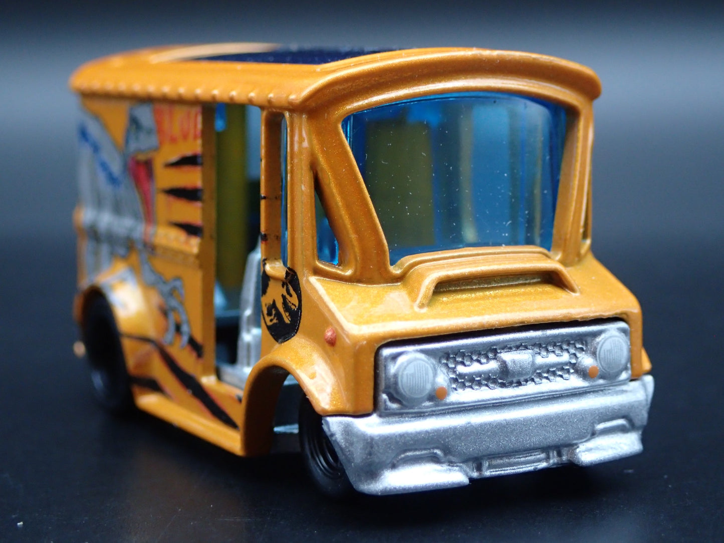 RETRO BREAD DELIVERY TRUCK JURASSIC WORLD  1:64 SCALE DIORAMA DIECAST MODEL CAR