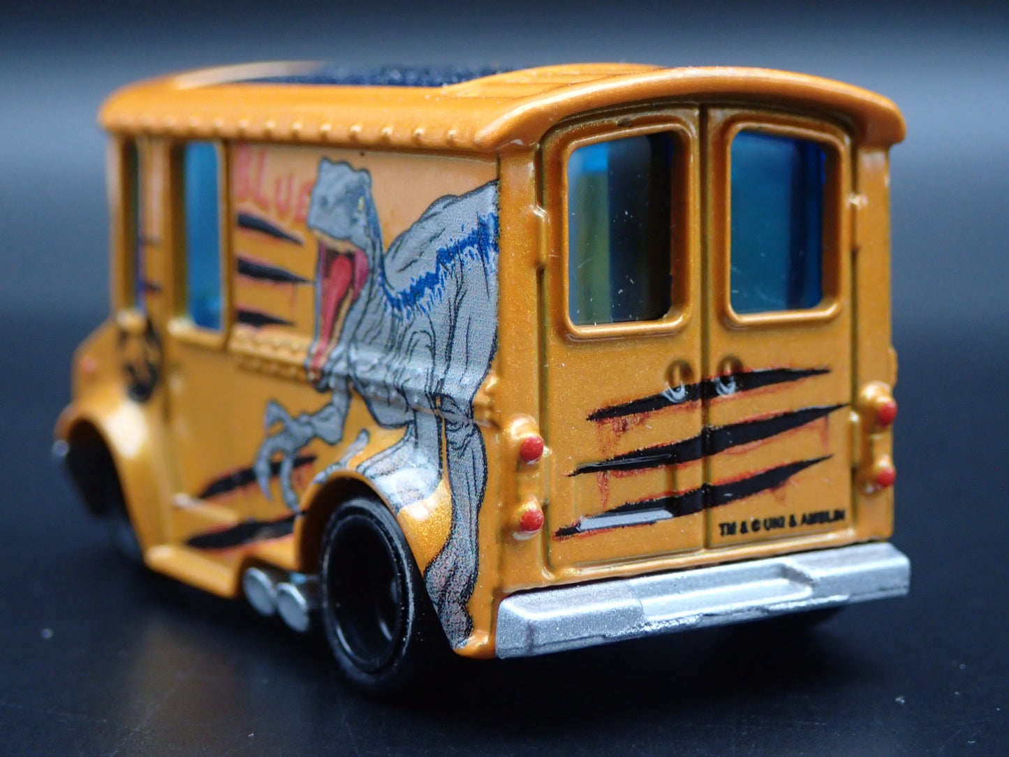 RETRO BREAD DELIVERY TRUCK JURASSIC WORLD  1:64 SCALE DIORAMA DIECAST MODEL CAR