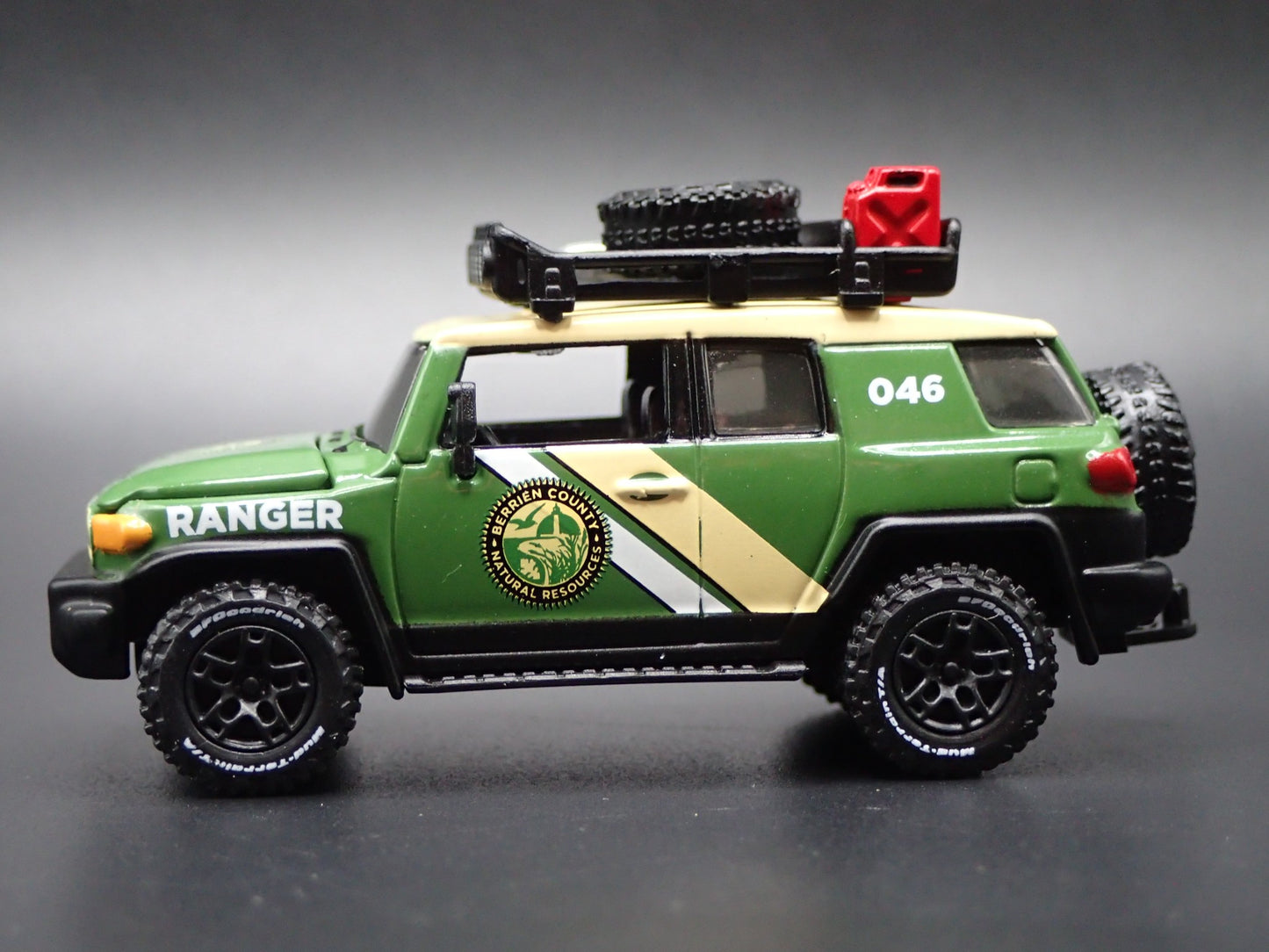 2007-2014 TOYOTA FJ CRUISER SUV PARK RANGER HITCH 1/64 SCALE DIECAST MODEL CAR