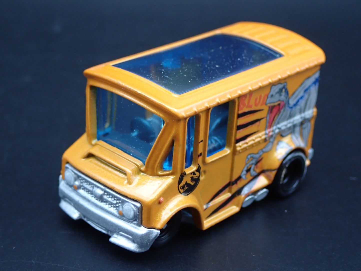 RETRO BREAD DELIVERY TRUCK JURASSIC WORLD  1:64 SCALE DIORAMA DIECAST MODEL CAR