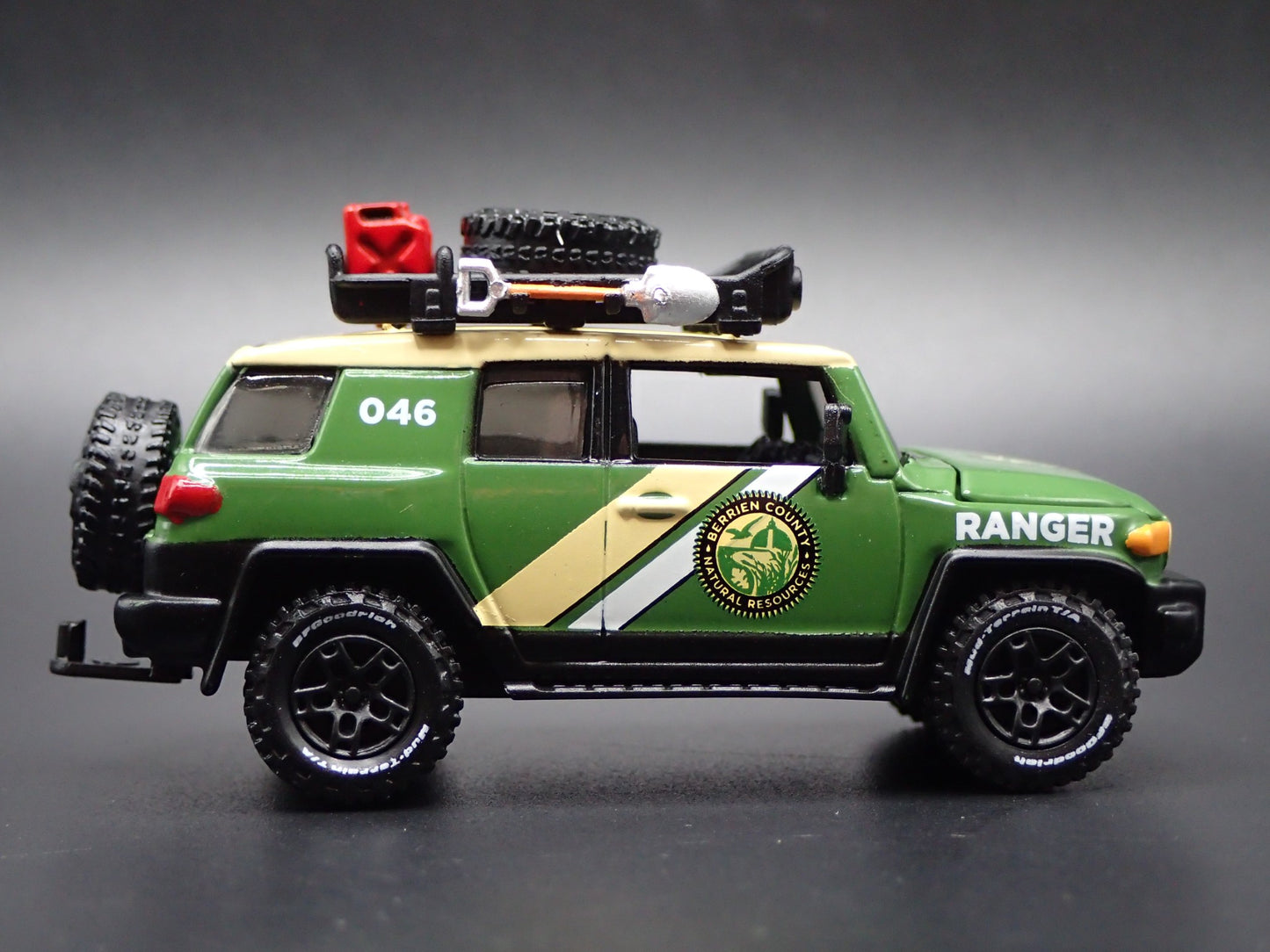2007-2014 TOYOTA FJ CRUISER SUV PARK RANGER HITCH 1/64 SCALE DIECAST MODEL CAR
