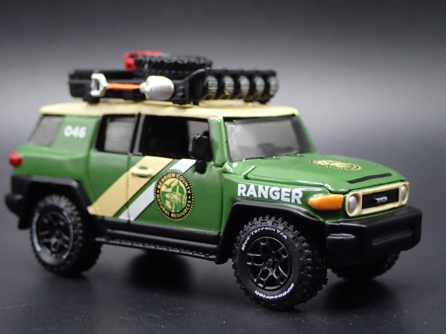 2007-2014 TOYOTA FJ CRUISER SUV PARK RANGER HITCH 1/64 SCALE DIECAST MODEL CAR