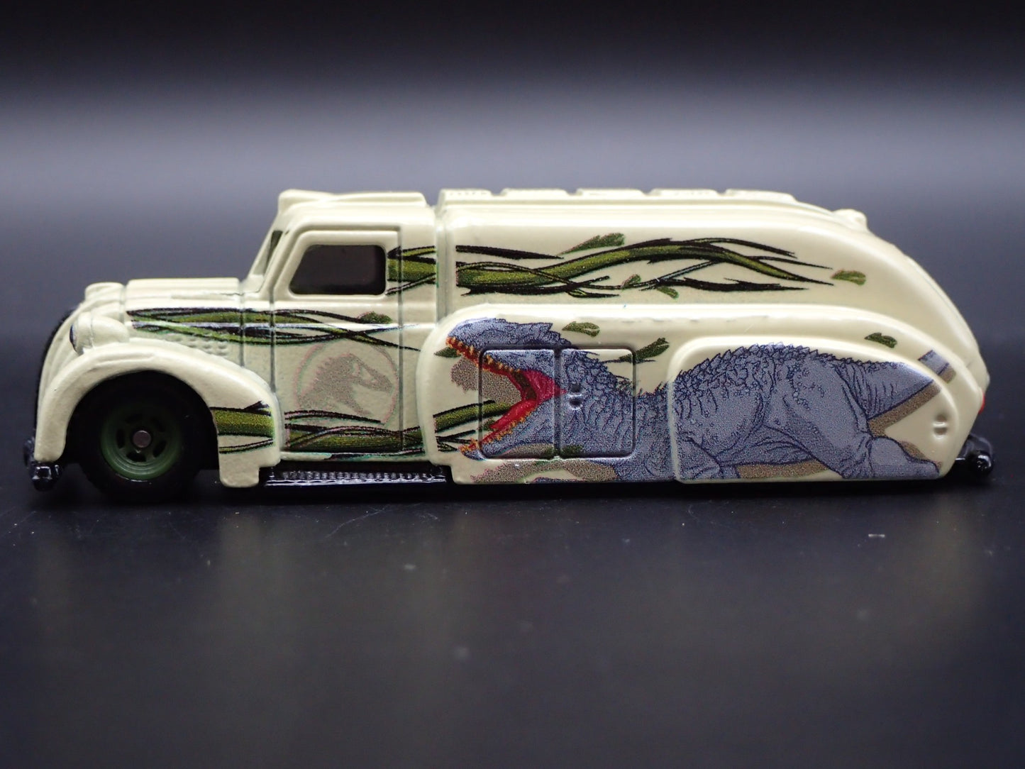 1938 38 DODGE AIRFLOW GAS OIL TANKER JURASSIC WORLD 1:64 SCALE DIECAST MODEL CAR