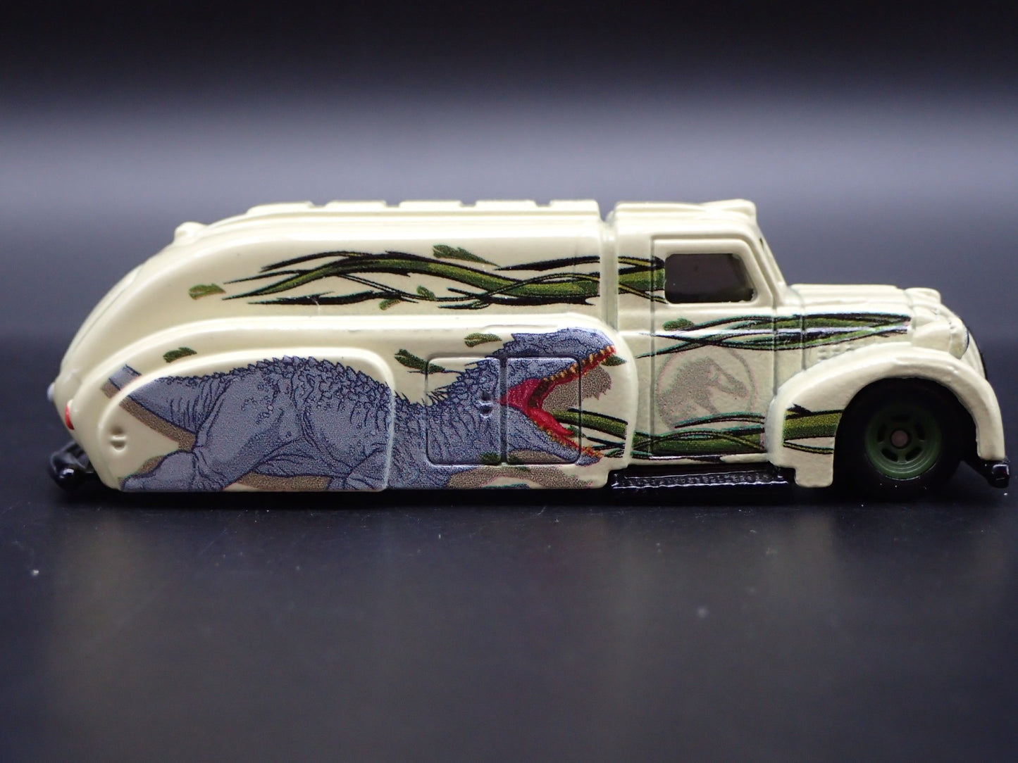 1938 38 DODGE AIRFLOW GAS OIL TANKER JURASSIC WORLD 1:64 SCALE DIECAST MODEL CAR