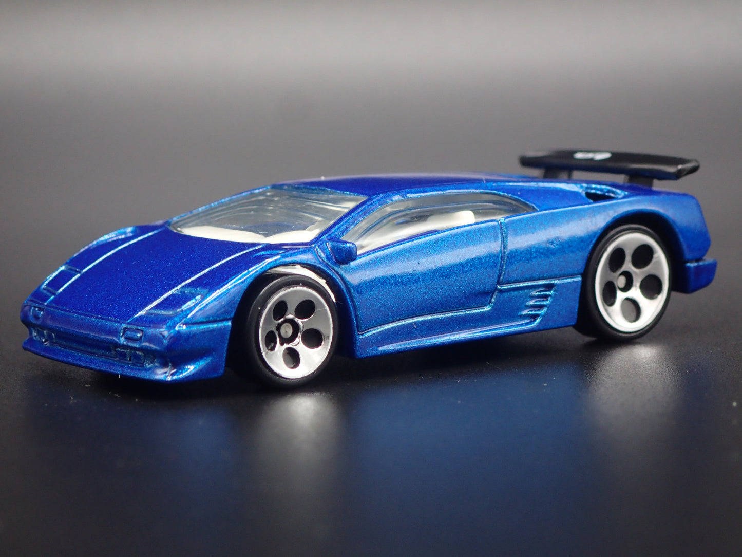 1990-2001 LAMBORGHINI DIABLO SUPER CAR 1/64 SCALE COLLECTIBLE DIECAST MODEL CAR