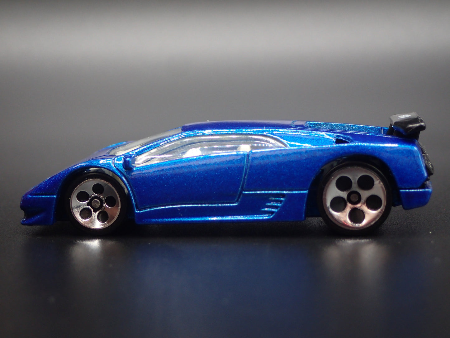 1990-2001 LAMBORGHINI DIABLO SUPER CAR 1/64 SCALE COLLECTIBLE DIECAST MODEL CAR
