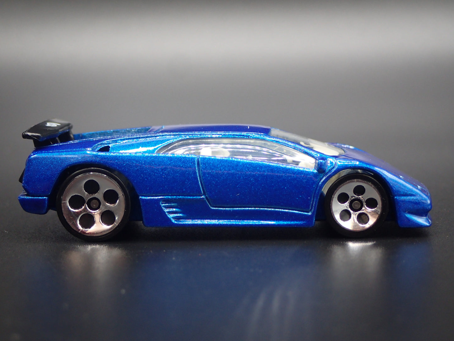 1990-2001 LAMBORGHINI DIABLO SUPER CAR 1/64 SCALE COLLECTIBLE DIECAST MODEL CAR