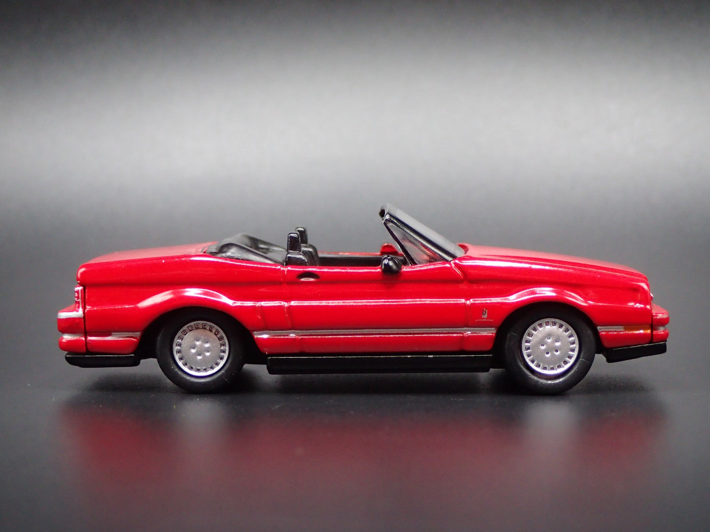 1992 92 CADILLAC CADDY ALLANTE CONVERTIBLE 1:64 SCALE DIORAMA DIECAST MODEL CAR