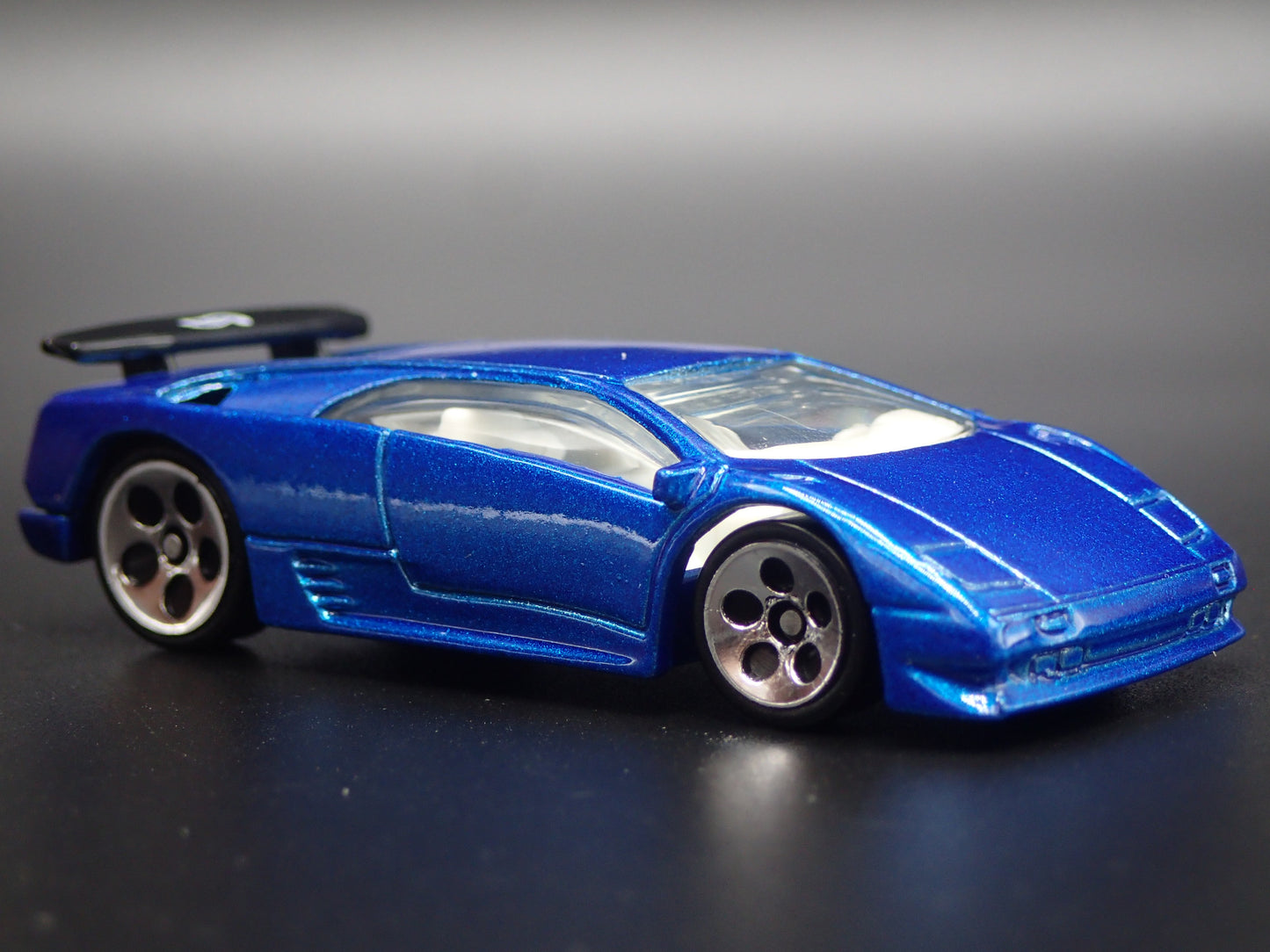 1990-2001 LAMBORGHINI DIABLO SUPER CAR 1/64 SCALE COLLECTIBLE DIECAST MODEL CAR