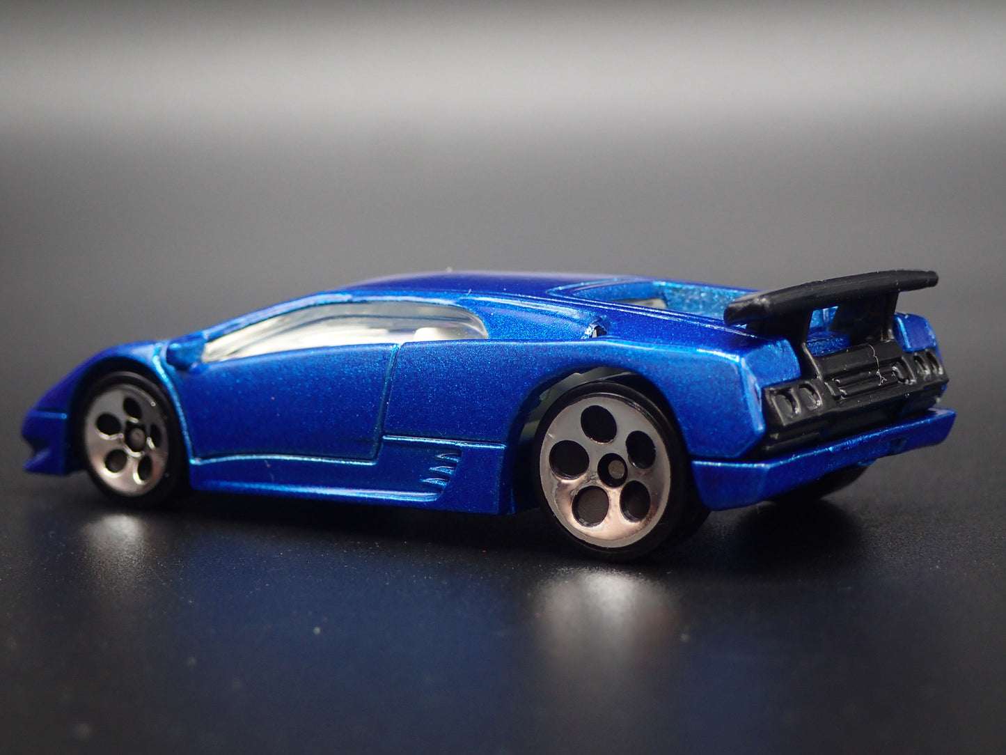 1990-2001 LAMBORGHINI DIABLO SUPER CAR 1/64 SCALE COLLECTIBLE DIECAST MODEL CAR