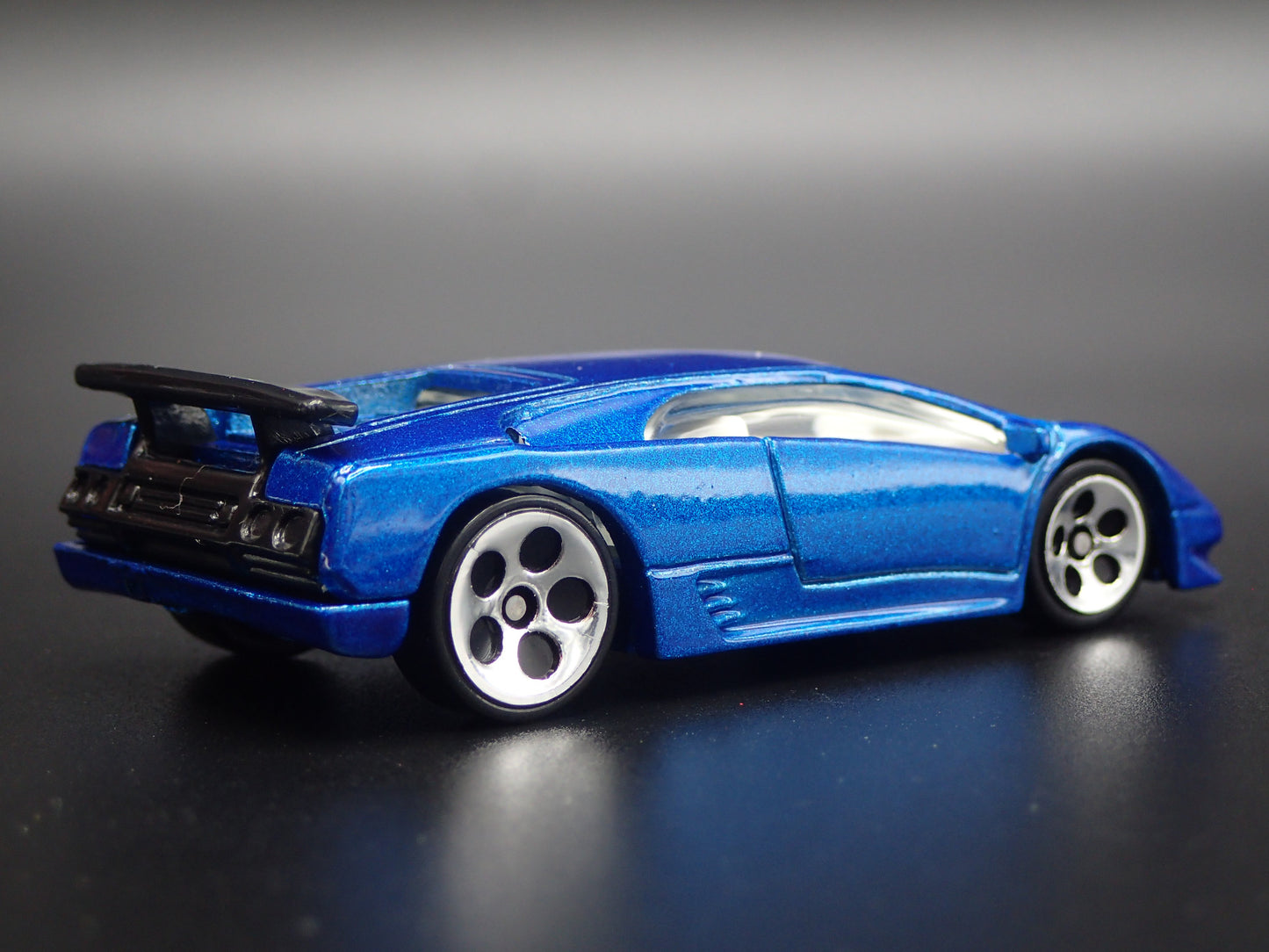 1990-2001 LAMBORGHINI DIABLO SUPER CAR 1/64 SCALE COLLECTIBLE DIECAST MODEL CAR