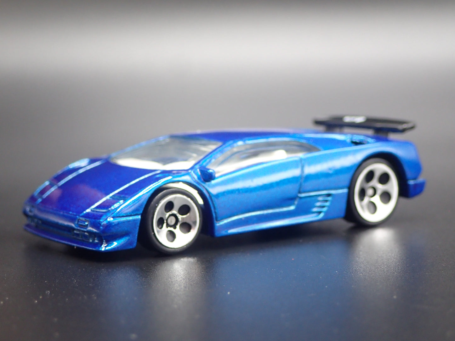1990-2001 LAMBORGHINI DIABLO SUPER CAR 1/64 SCALE COLLECTIBLE DIECAST MODEL CAR