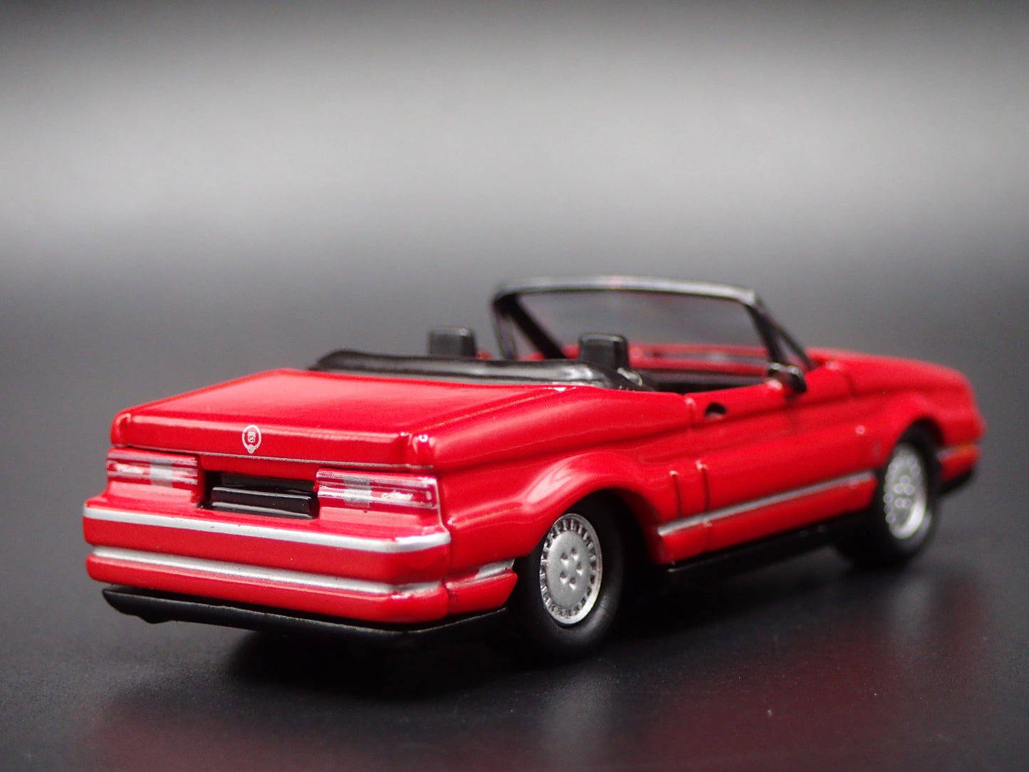 1992 92 CADILLAC CADDY ALLANTE CONVERTIBLE 1:64 SCALE DIORAMA DIECAST MODEL CAR