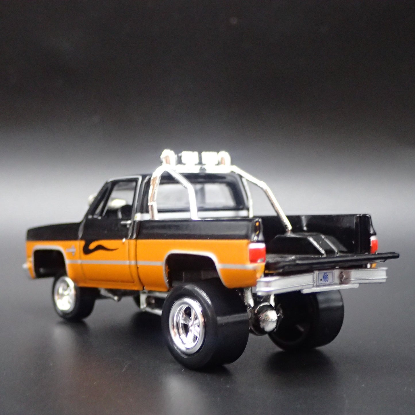 1985 CHEVY CHEVROLET PICKUP TRUCK ZINGER SQUAREBODY 1:64 SCALE DIECAST MODEL CAR