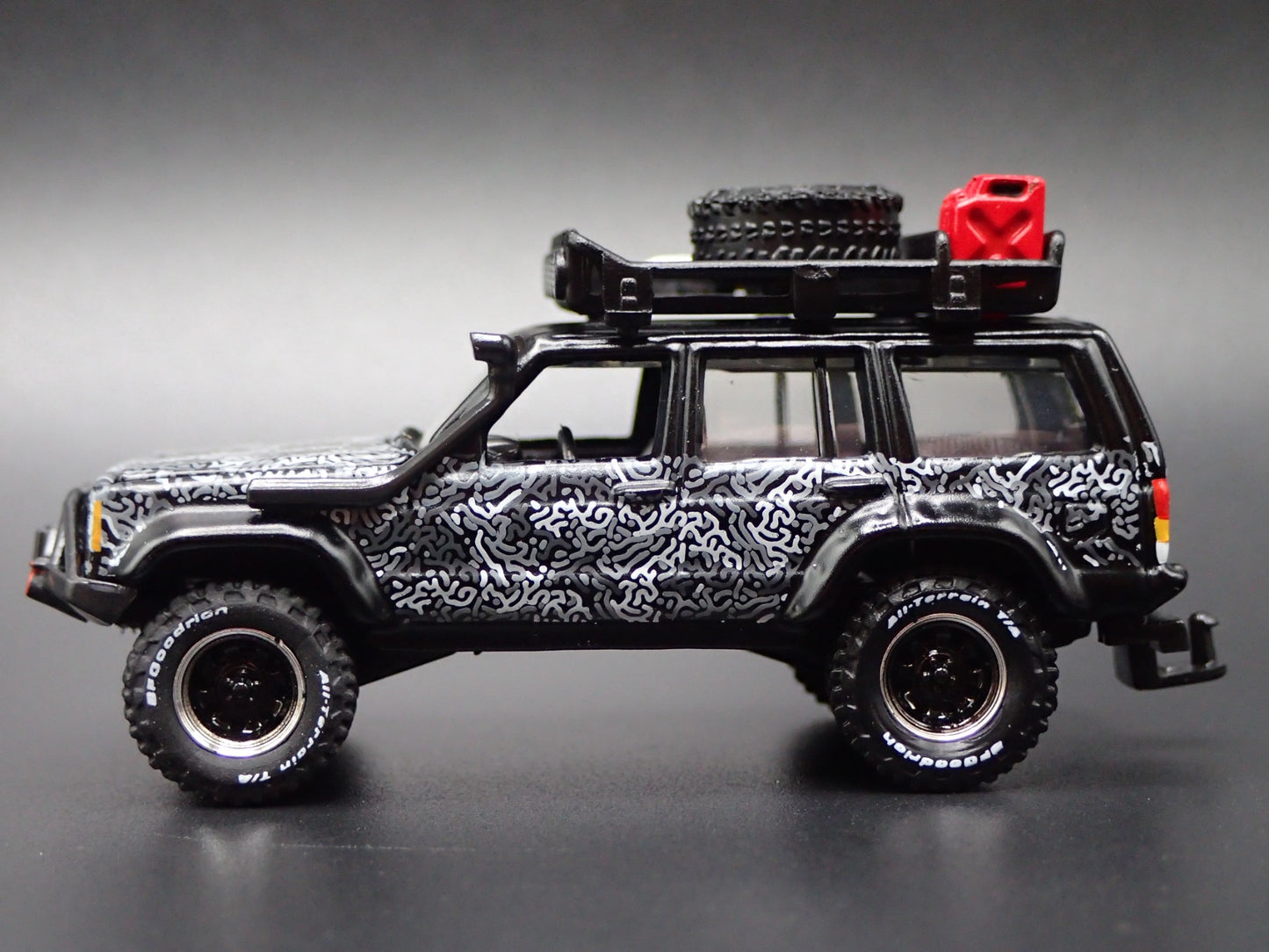 1984-2001 JEEP CHEROKEE XJ 4 DOOR w HITCH 1:64 SCALE DIORAMA DIECAST MODEL CAR