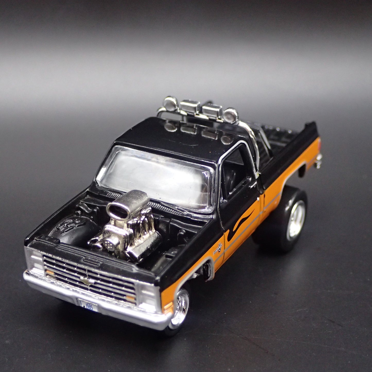 1985 CHEVY CHEVROLET PICKUP TRUCK ZINGER SQUAREBODY 1:64 SCALE DIECAST MODEL CAR