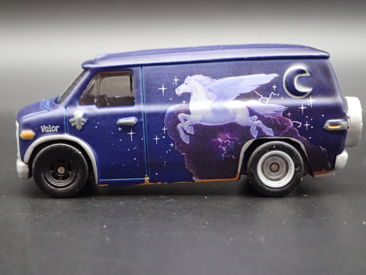 CHEVY CHEVROLET VAN DISNEY PIXAR ONWARD GUINEVERE 1:64 SCALE DIECAST MODEL CAR