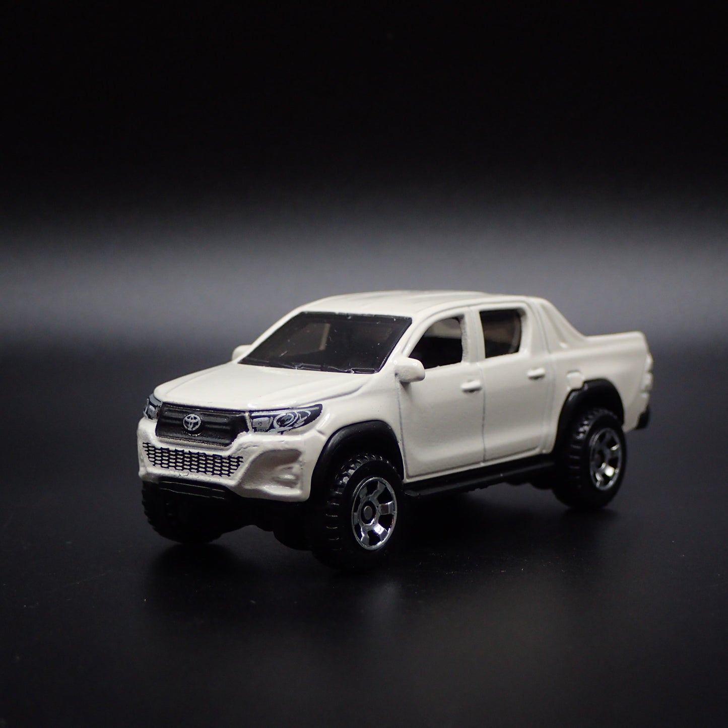 2015-2025 TOYOTA HILUX PICKUP TRUCK WHITE 1/64 SCALE DIORAMA DIECAST MODEL CAR