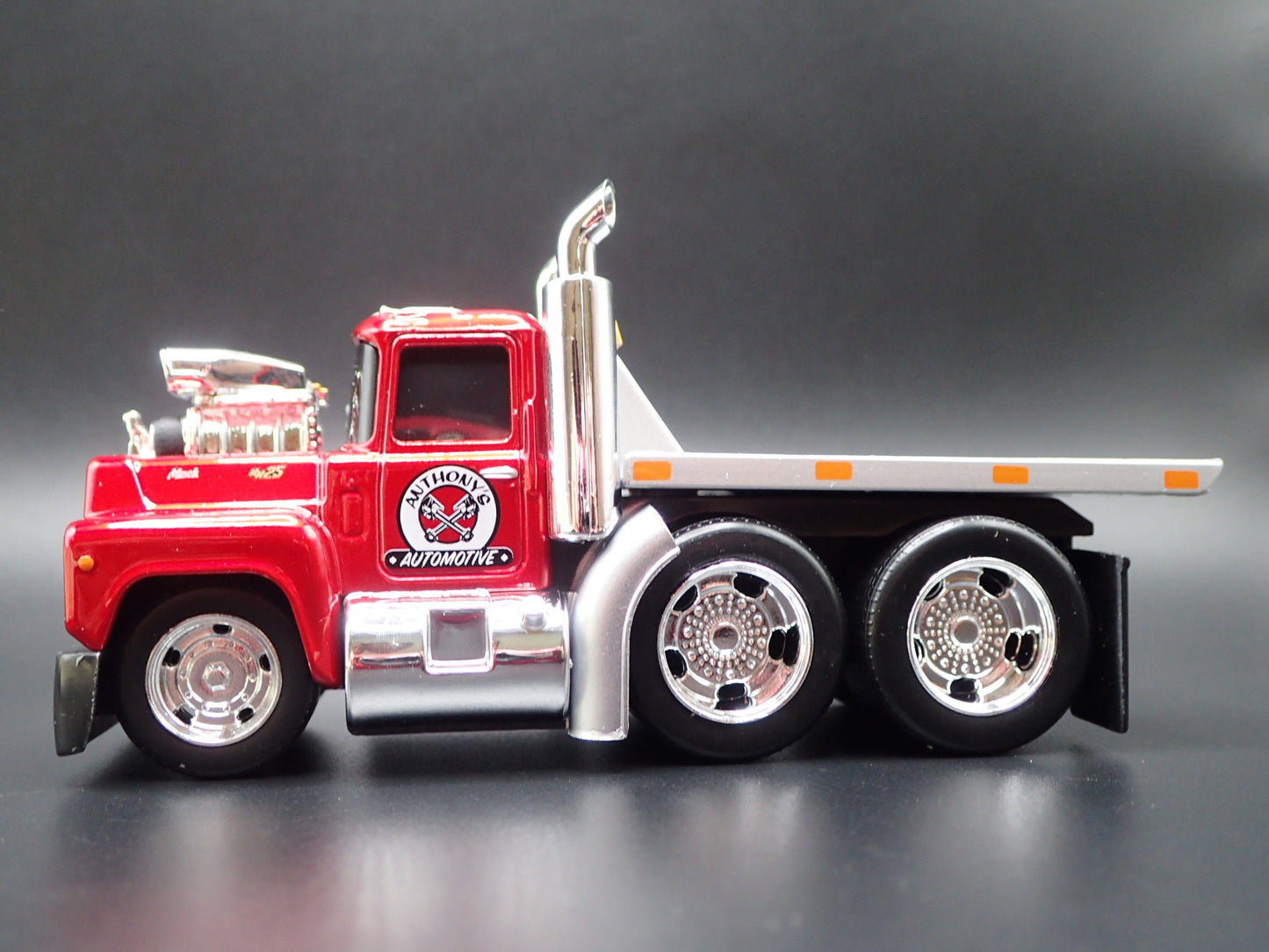 1980 80 MACK R685ST FLATBED TOW TRUCK 1:64 SCALE COLLECTIBLE DIECAST MODEL CAR