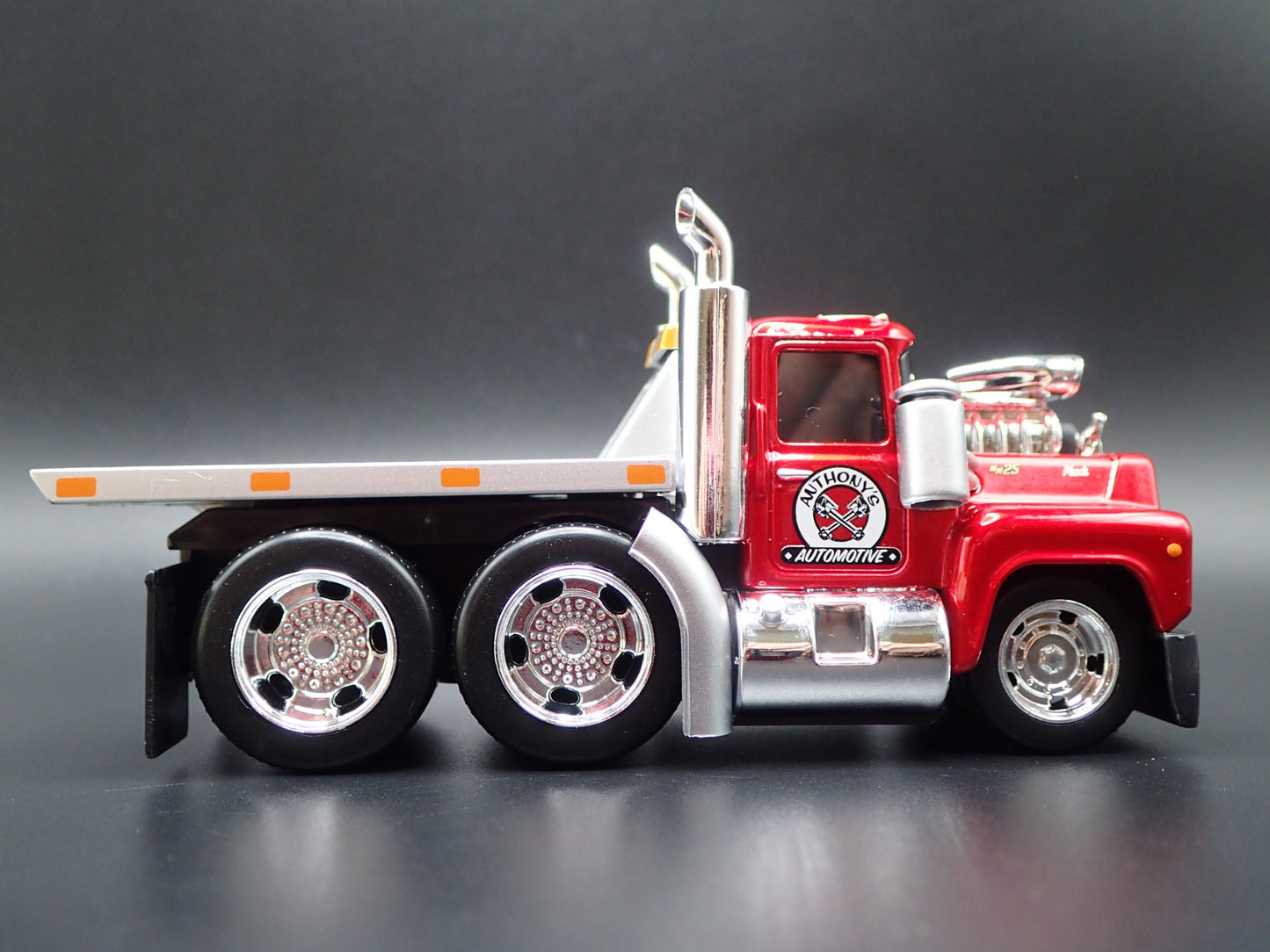 1980 80 MACK R685ST FLATBED TOW TRUCK 1:64 SCALE COLLECTIBLE DIECAST MODEL CAR