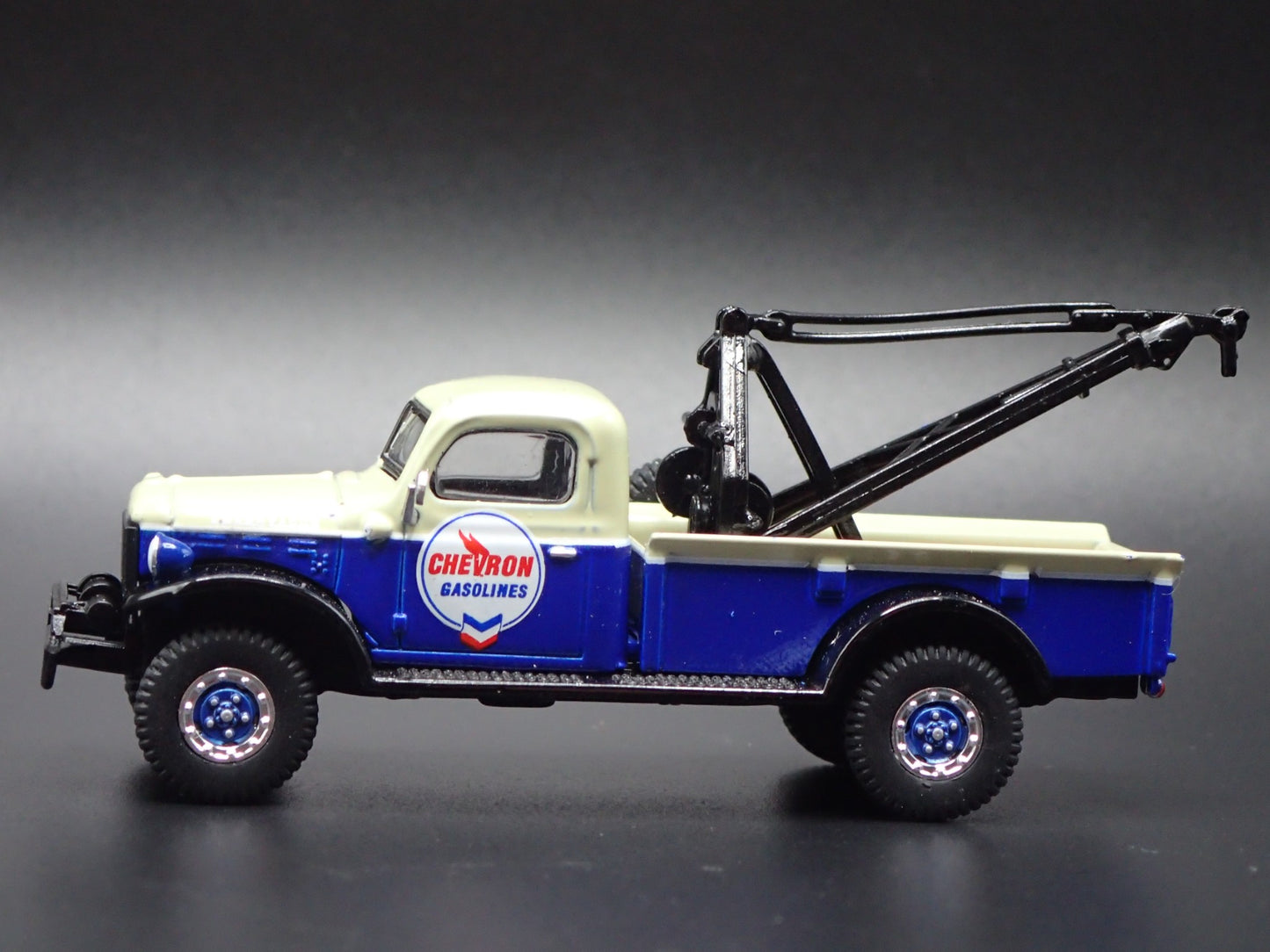 1948 48 DODGE POWER WAGON TOW TRUCK WRECKER CHEVRON 1:64 SCALE DIECAST MODEL CAR