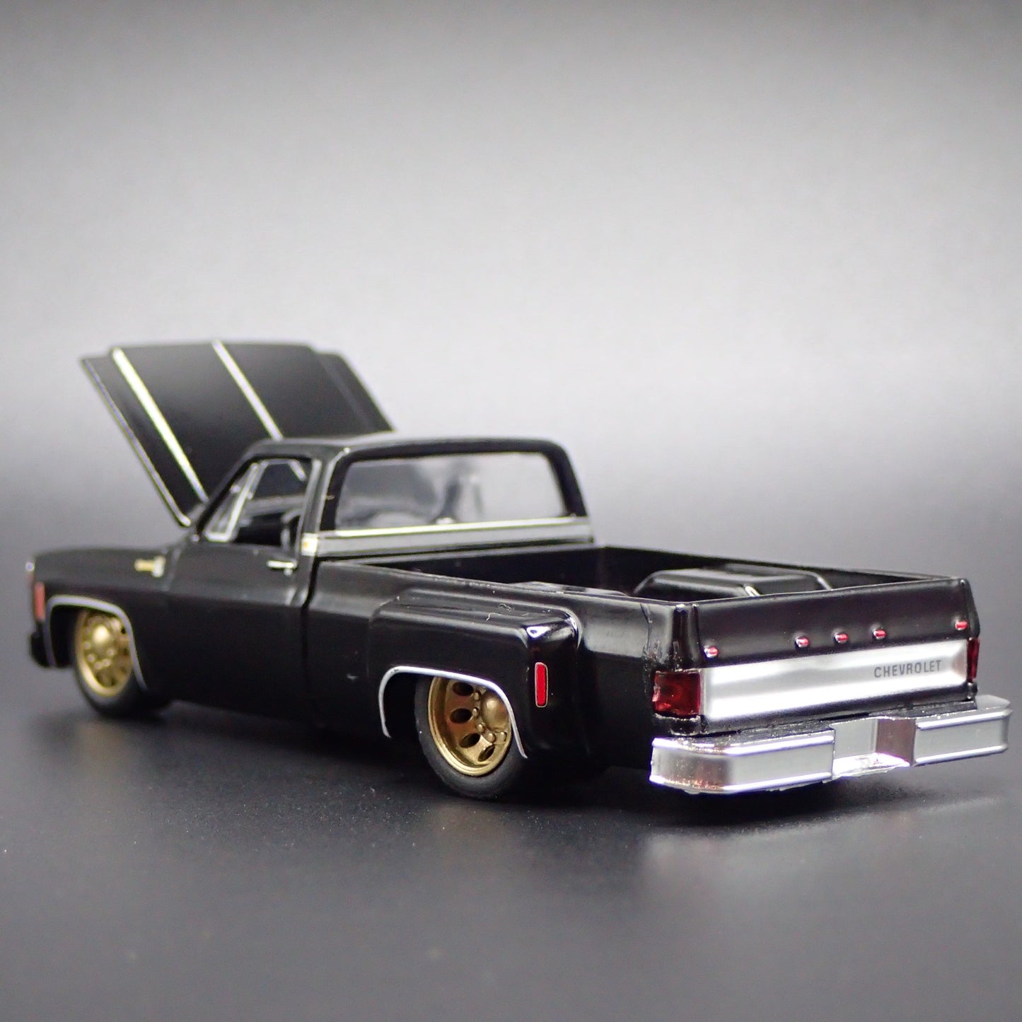 1978 CHEVY CHEVROLET SILVERADO 30 DUALLY SQUAREBODY TRUCK 1/64 DIECAST MODEL CAR
