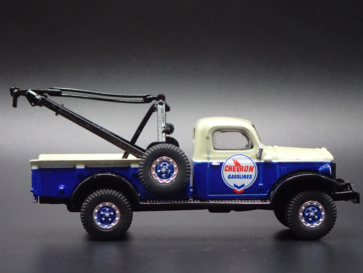 1948 48 DODGE POWER WAGON TOW TRUCK WRECKER CHEVRON 1:64 SCALE DIECAST MODEL CAR