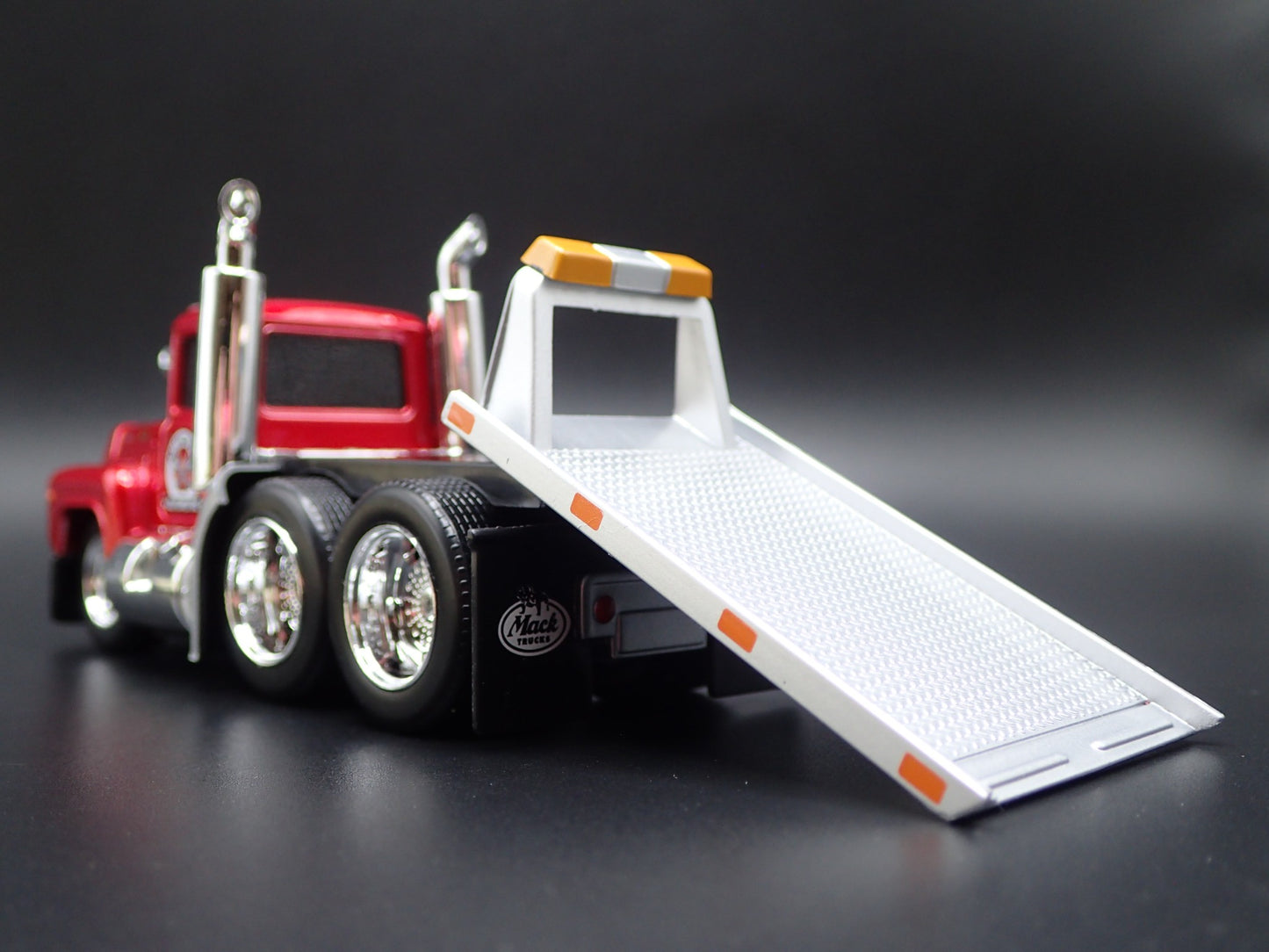 1980 80 MACK R685ST FLATBED TOW TRUCK 1:64 SCALE COLLECTIBLE DIECAST MODEL CAR