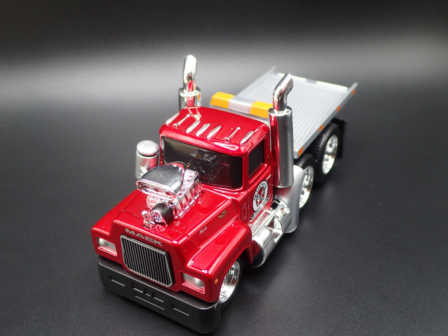 1980 80 MACK R685ST FLATBED TOW TRUCK 1:64 SCALE COLLECTIBLE DIECAST MODEL CAR