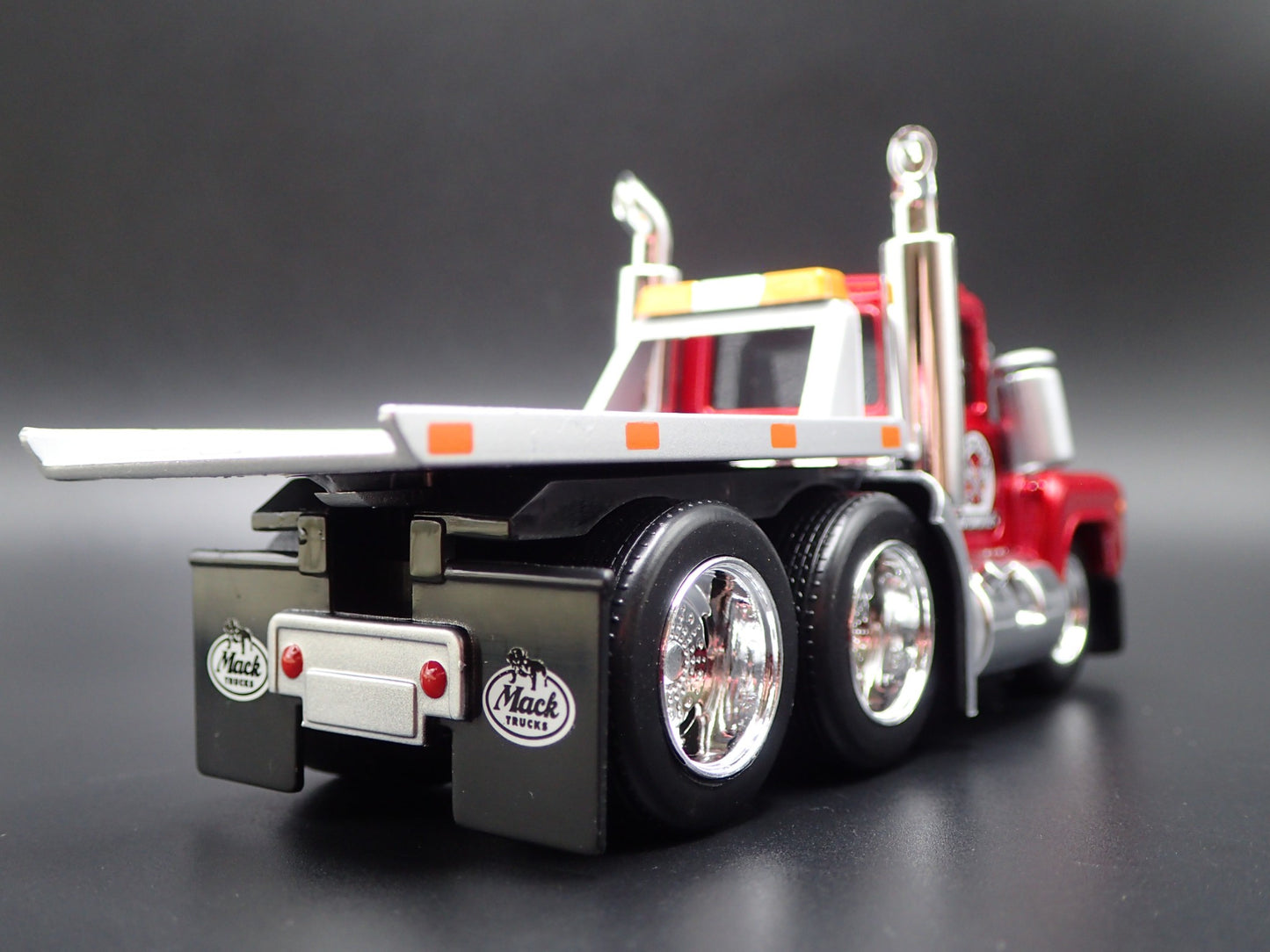 1980 80 MACK R685ST FLATBED TOW TRUCK 1:64 SCALE COLLECTIBLE DIECAST MODEL CAR