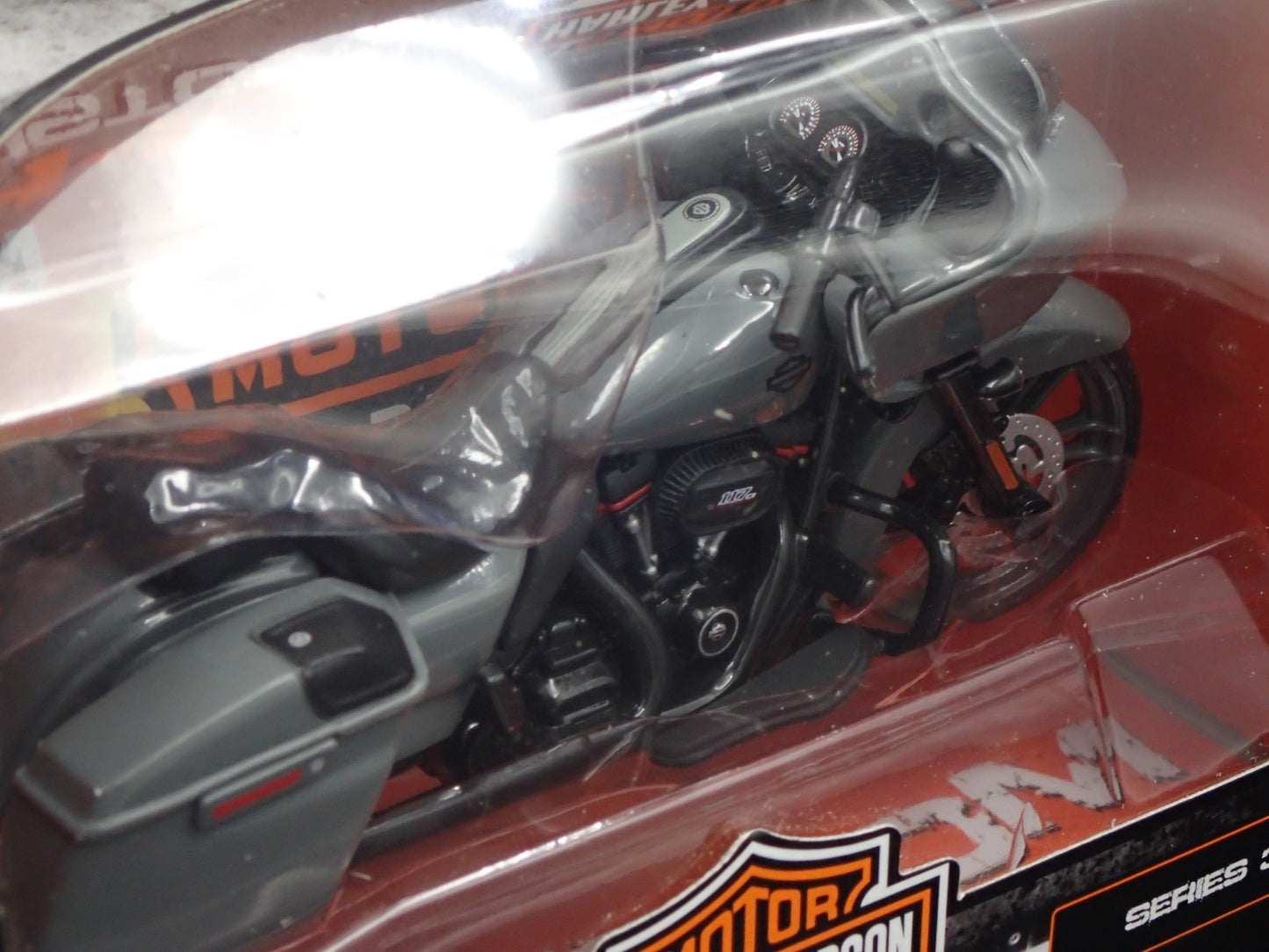 2018 18 CVO ROAD GLIDE HARLEY DAVIDSON MOTORCYCLE MAISTO SERIES 37 1/18 MODEL