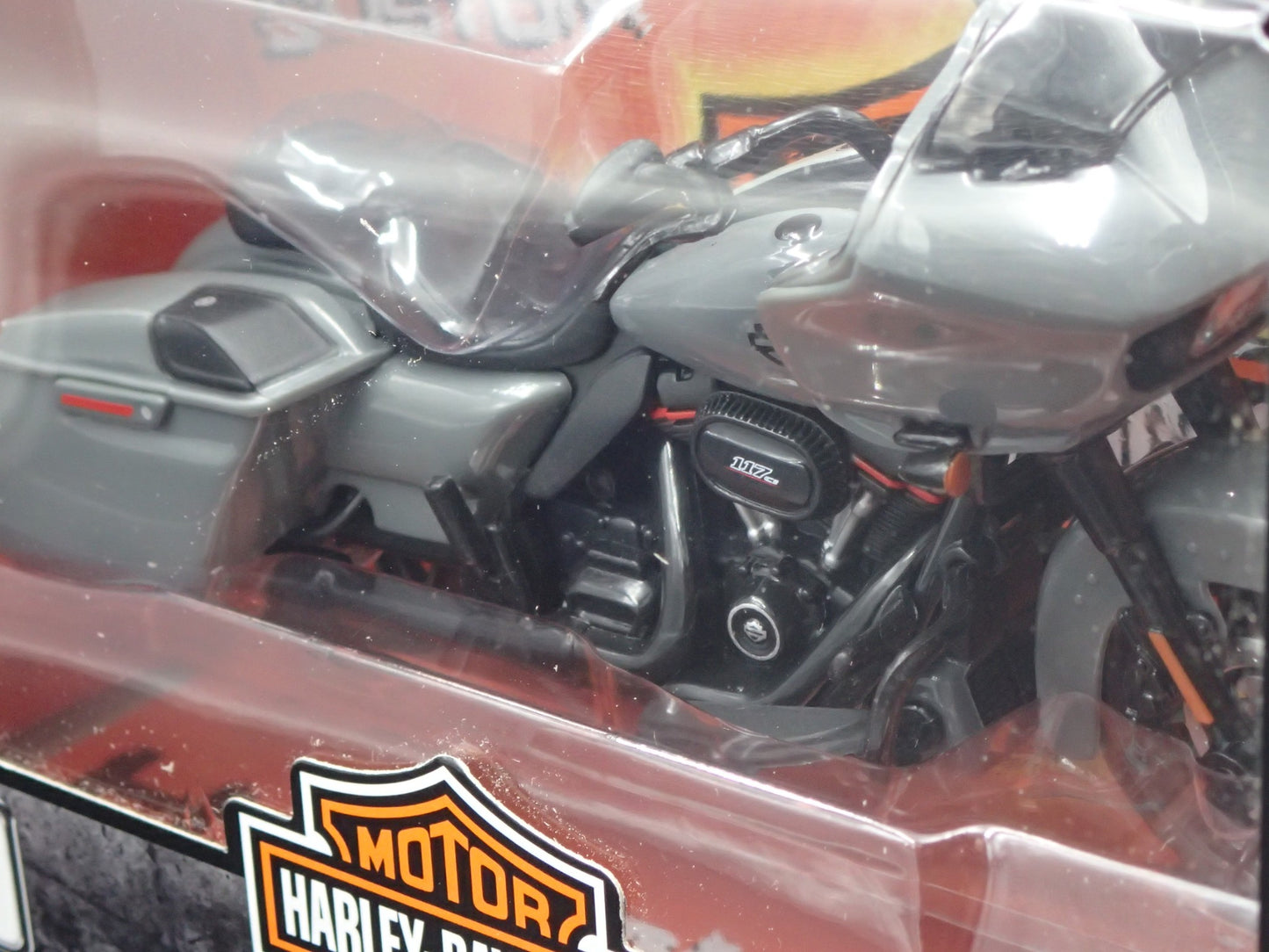 2018 18 CVO ROAD GLIDE HARLEY DAVIDSON MOTORCYCLE MAISTO SERIES 37 1/18 MODEL