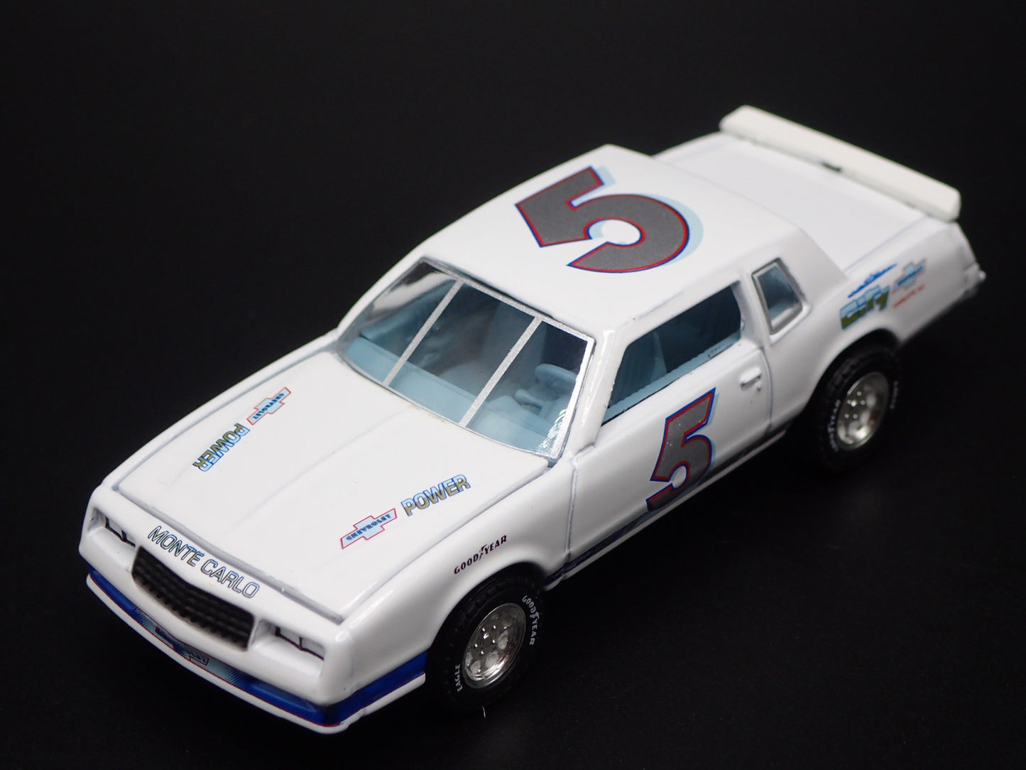 1983 83 CHEVY CHEVROLET MONTE CARLO WHITE 1/64 SCALE DIORAMA DIECAST MODEL CAR